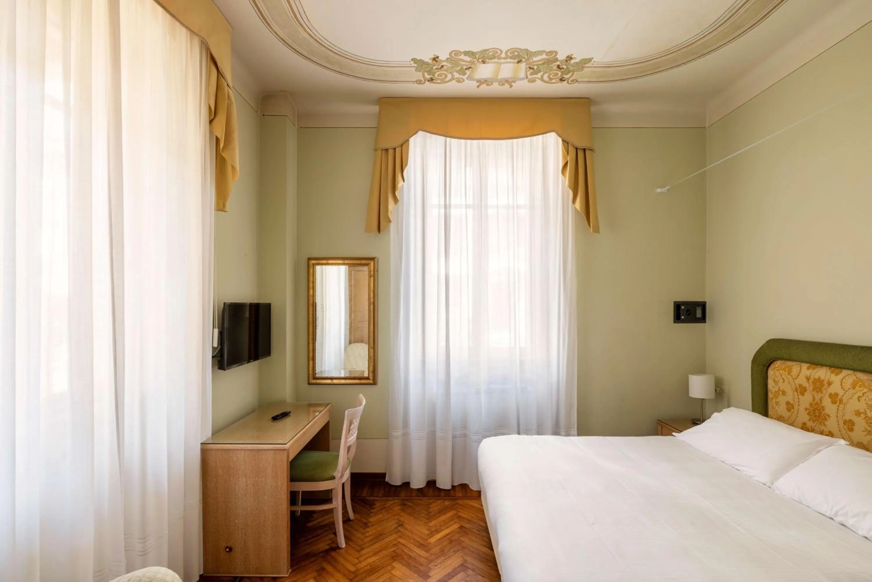fireplace, Bed in Residence Ortensia