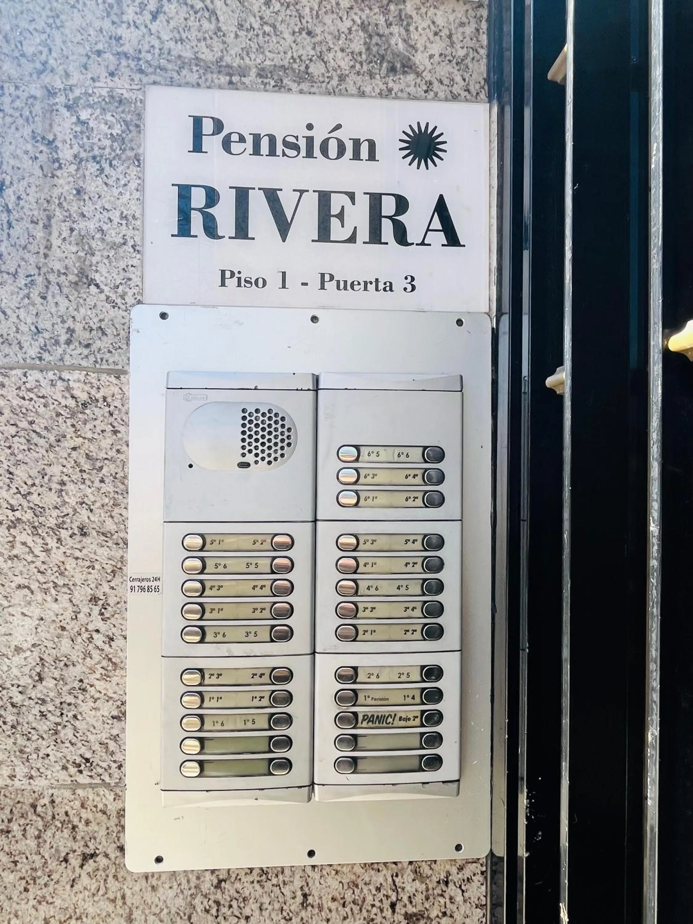 Facade/entrance in Pensión Rivera