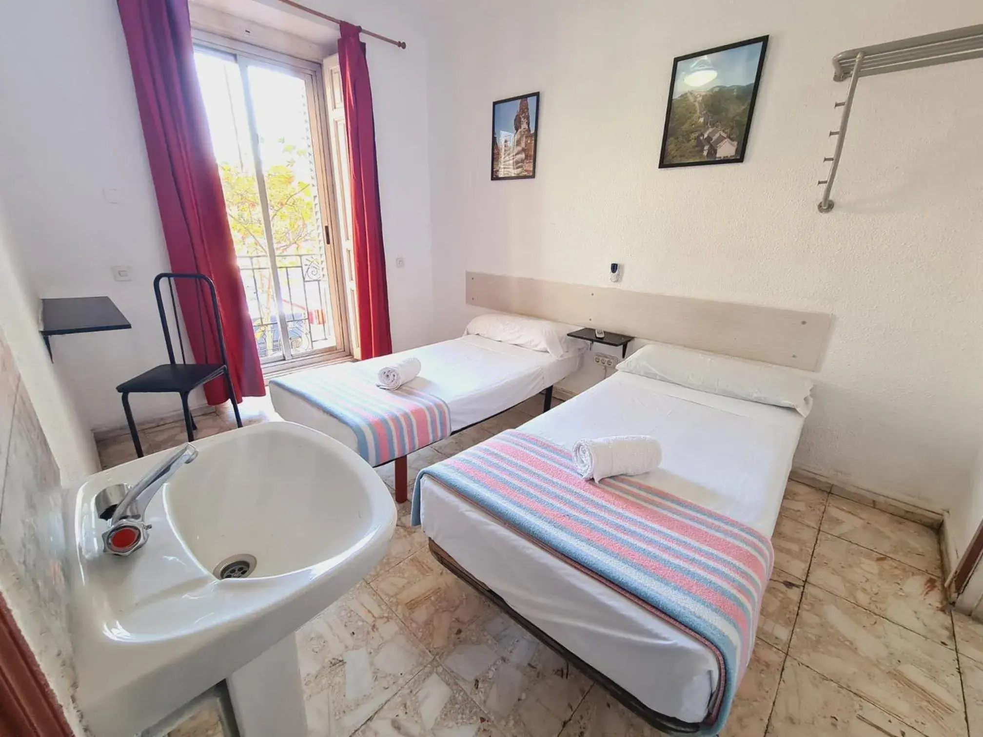 Double or Twin Room with Shared Bathroom and Balcony in Pensión Rivera Double or Twin Room with Shared Bathroom and Balcony in Pensión Rivera