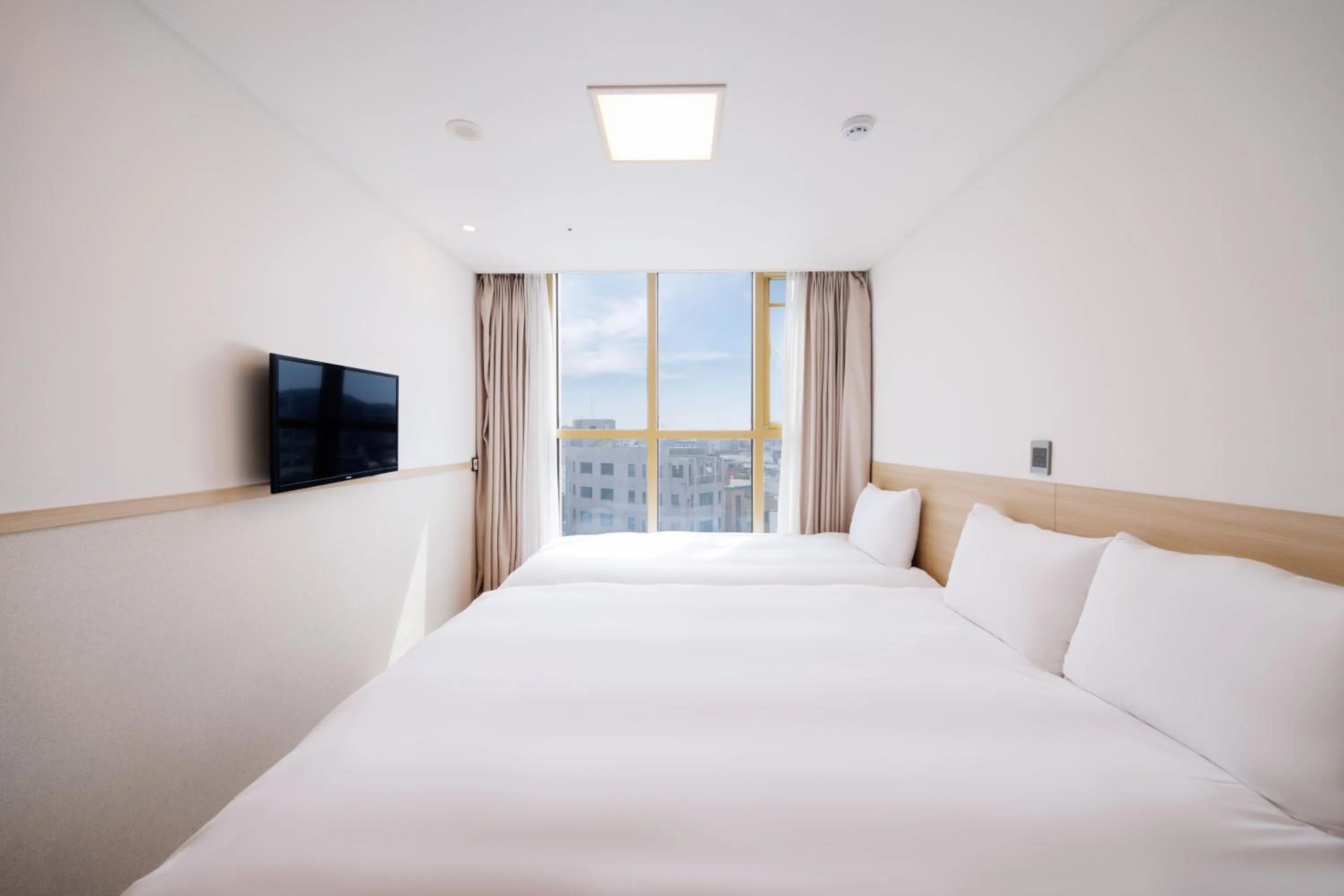View (from property/room), Bed in Kenny Stay Jeju Seogwipo