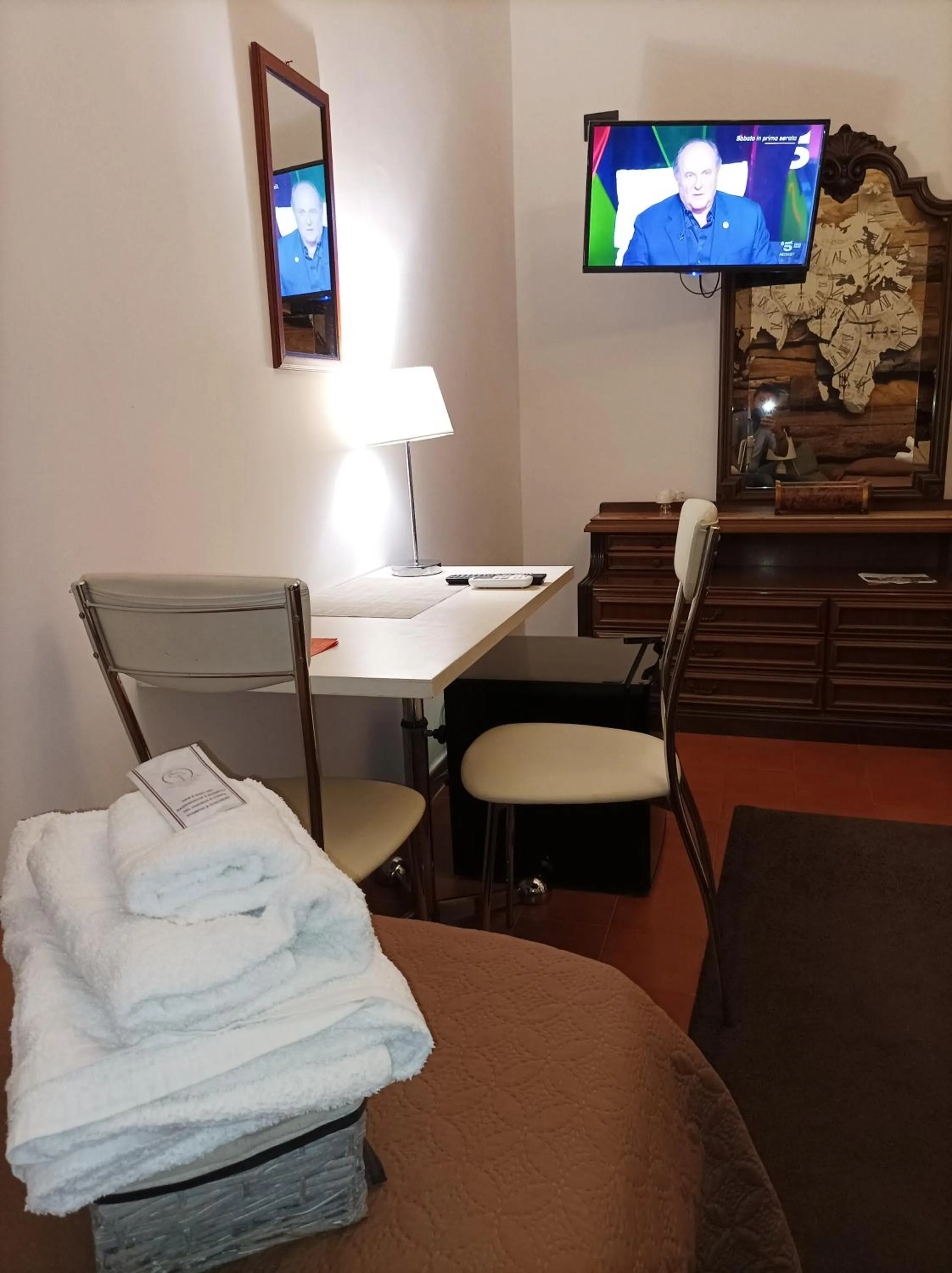 TV and multimedia, Bed in B&B Centrum Palmi