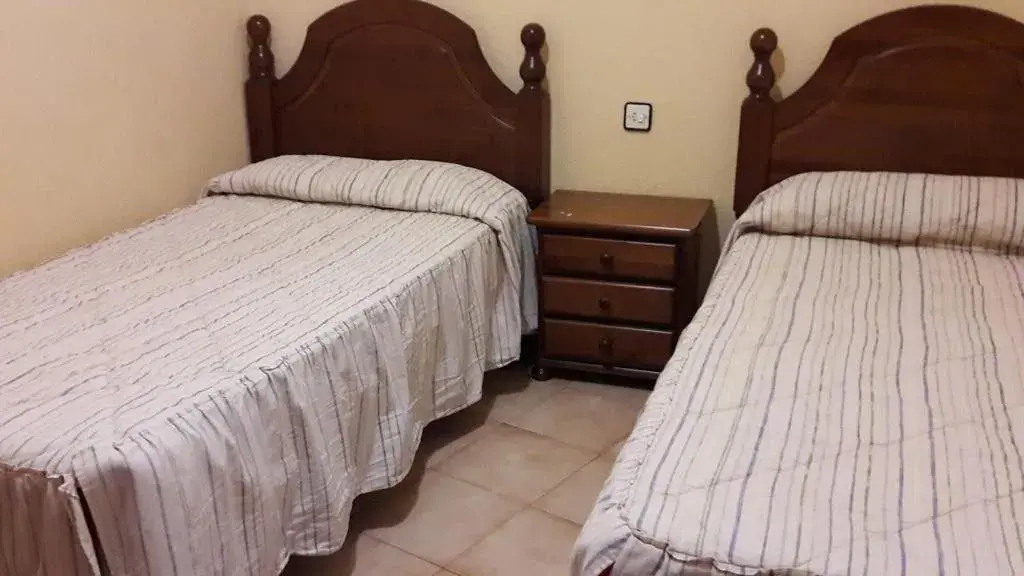 Double Room with Shared Bathroom in Hostal Avi Pep Double Room with Shared Bathroom in Hostal Avi Pep