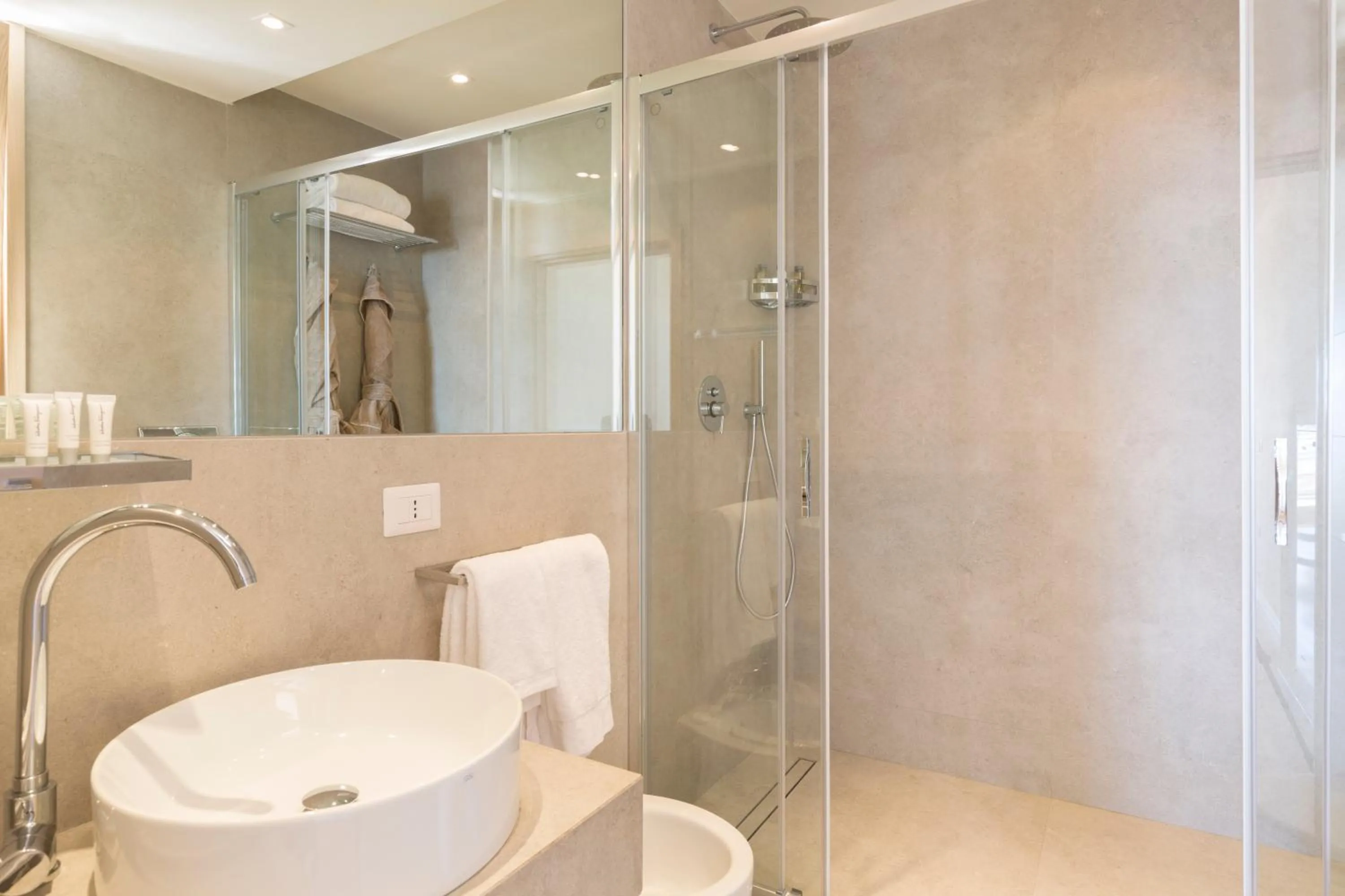 Shower in Marina di Scarlino Resort