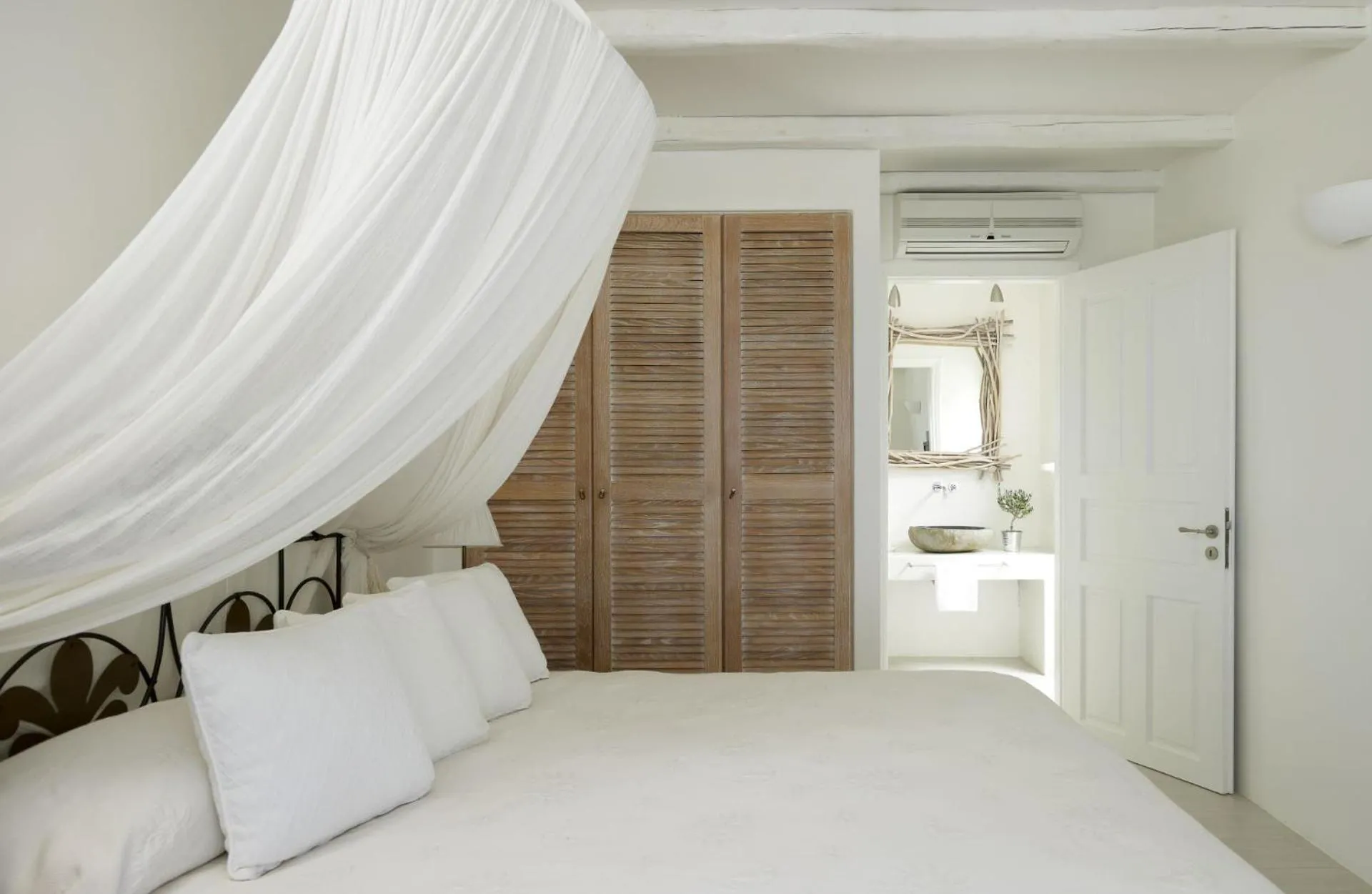 Bed in Villa Marandi Luxury Suites