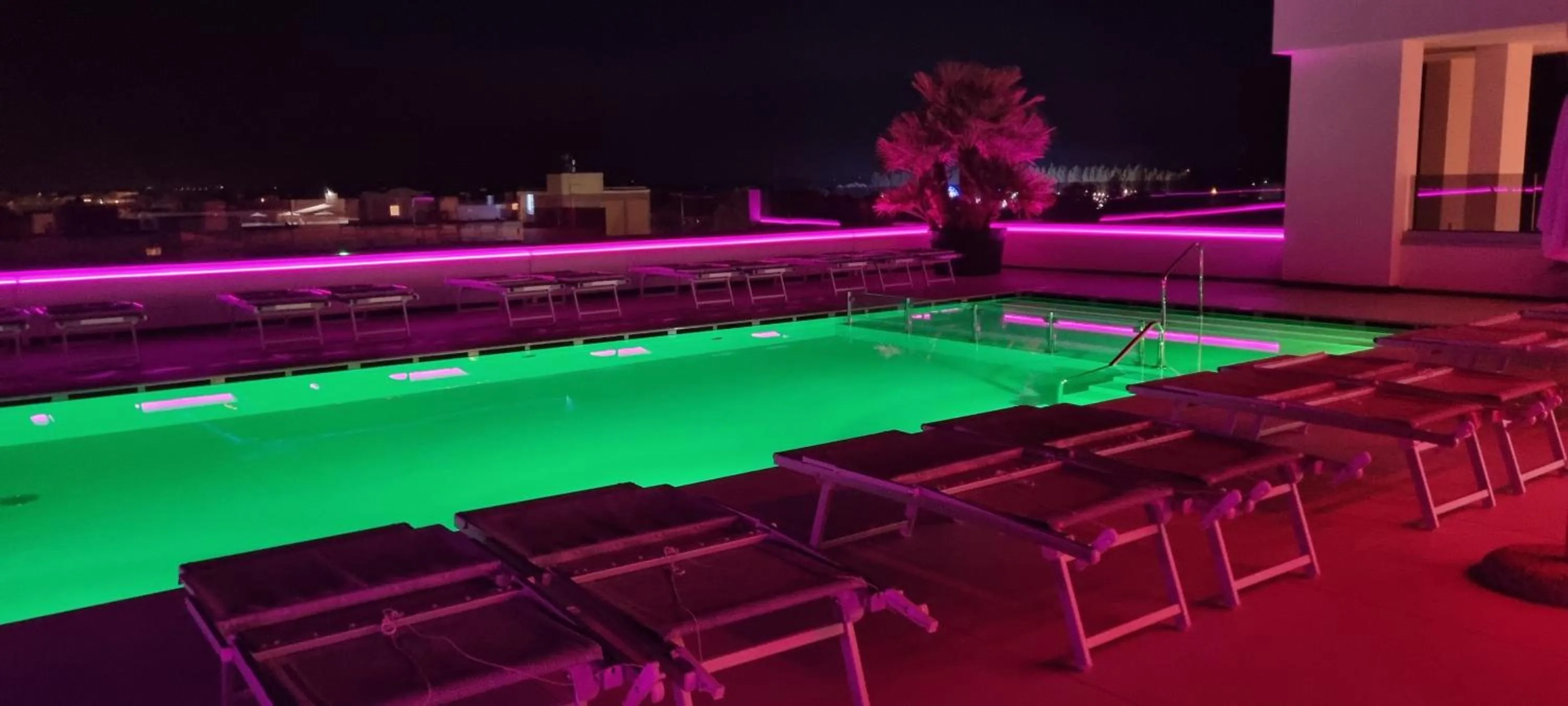 Swimming pool in HOTEL VENICE BEACH HVB 34 Lifestyle 4 Superior