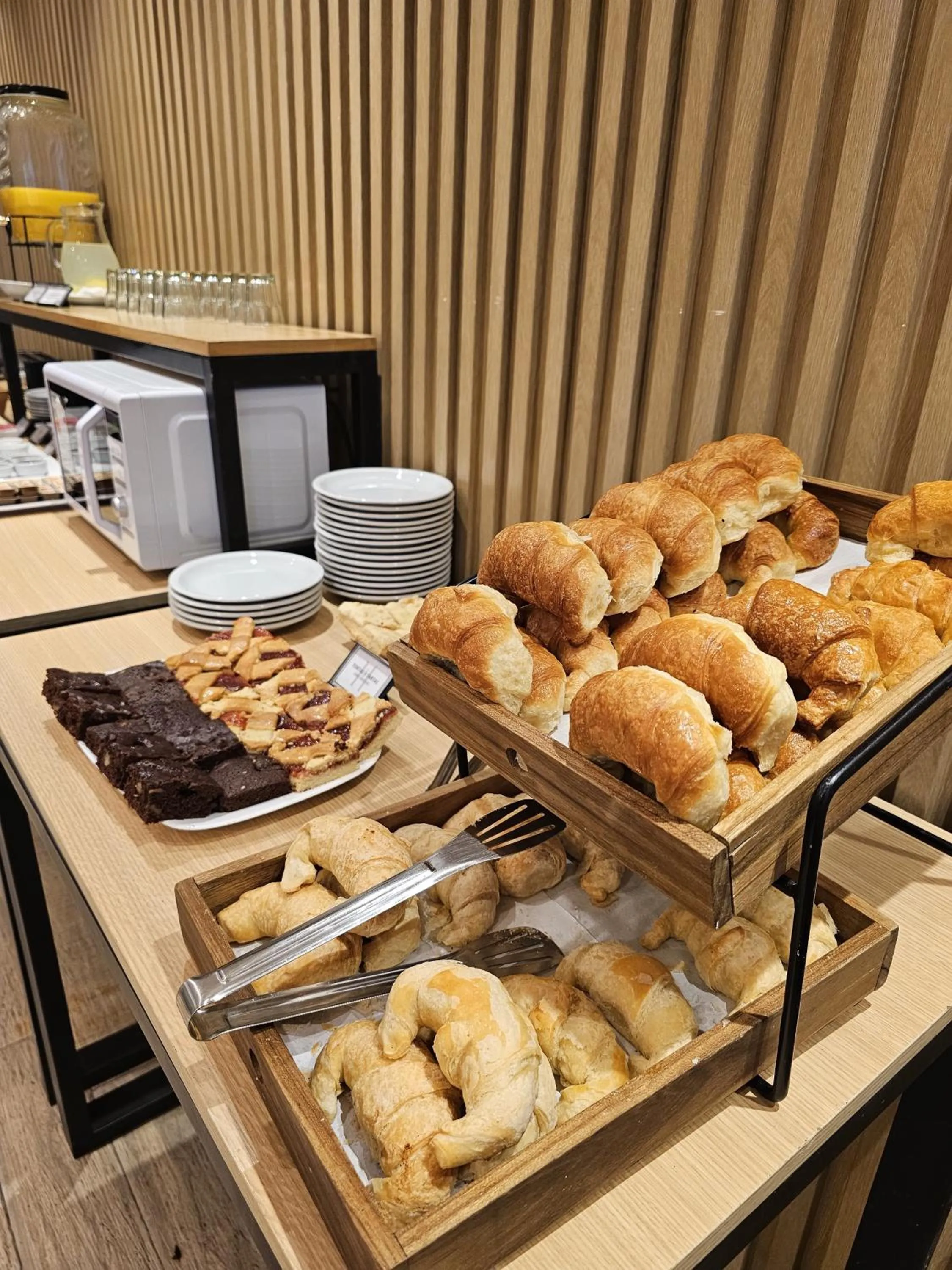 Breakfast in M383 Hotel Bariloche