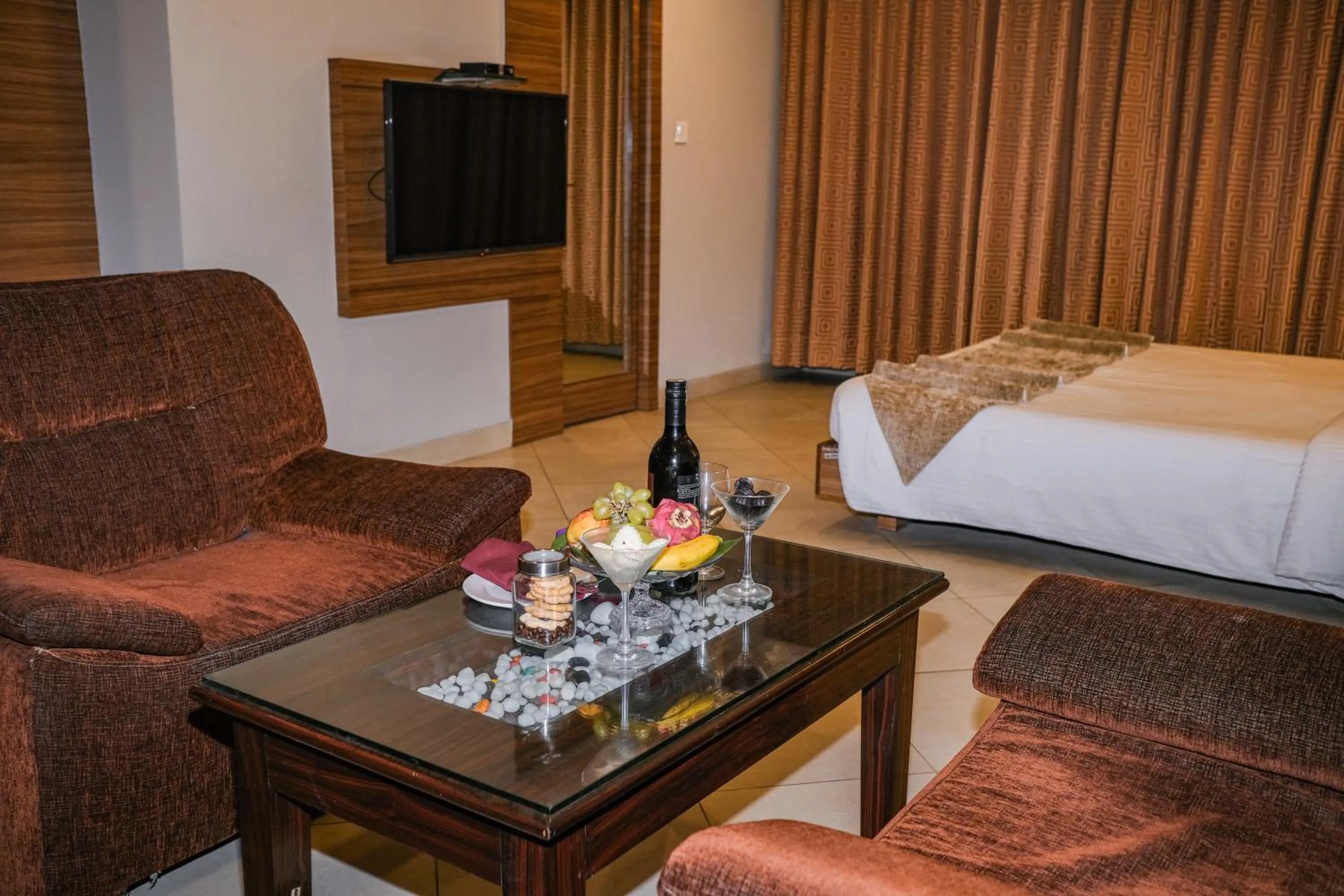 Living room, Bed in Peerless Hotel Durgapur