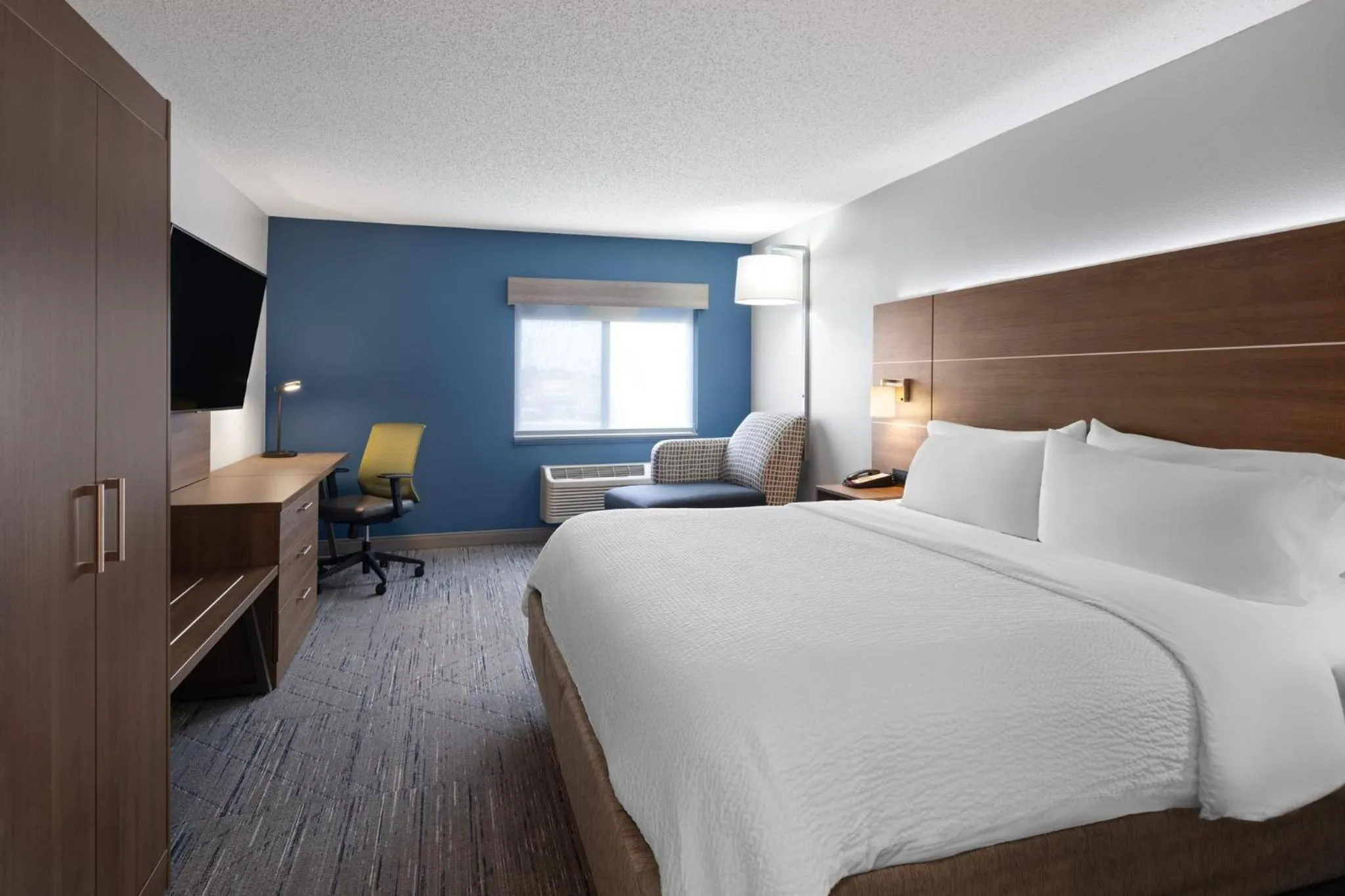 Photo of the whole room, Bed in Holiday Inn Express Sheboygan-Kohler / I-43 by IHG