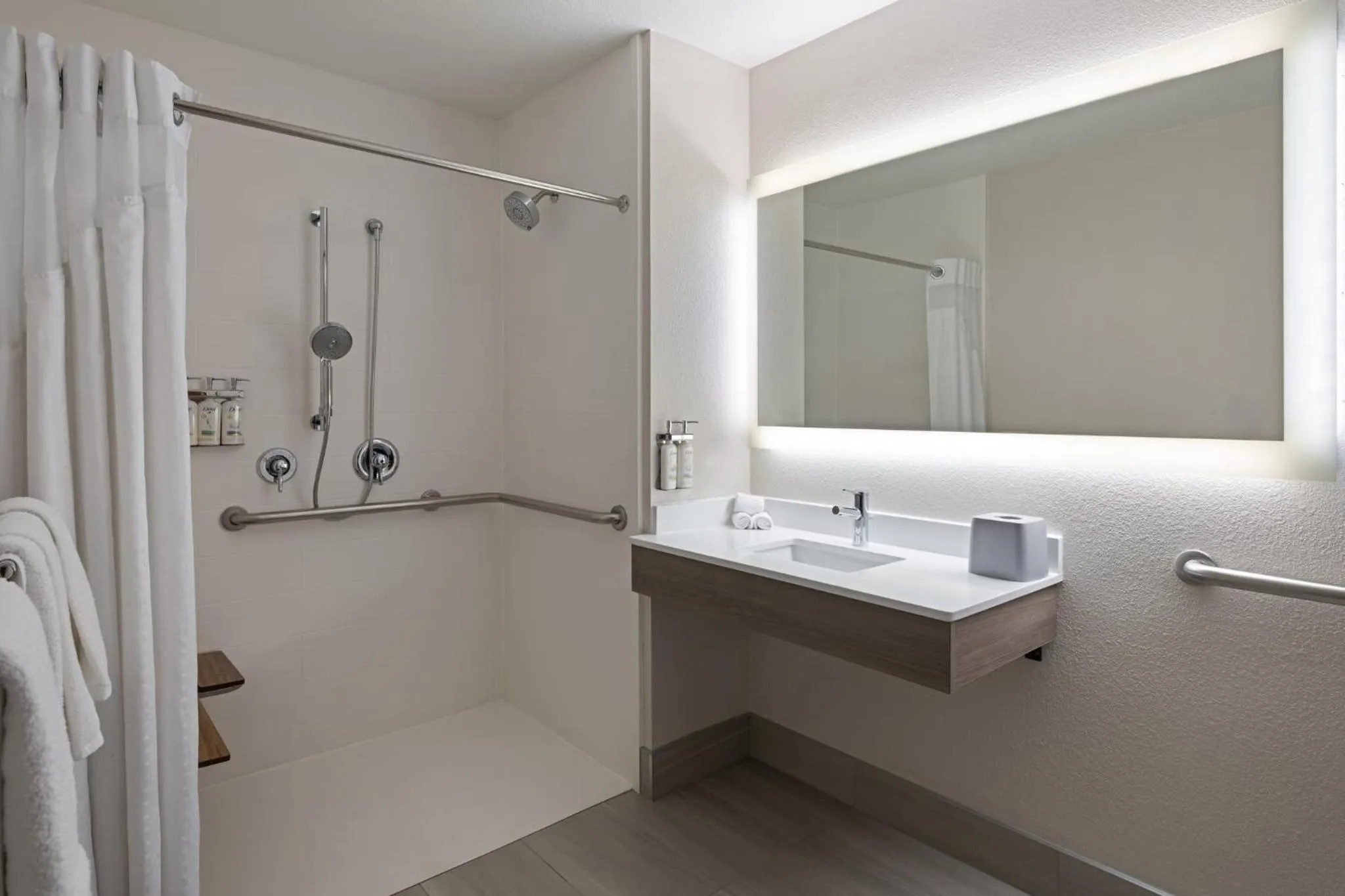 Photo of the whole room in Holiday Inn Express Sheboygan-Kohler / I-43 by IHG