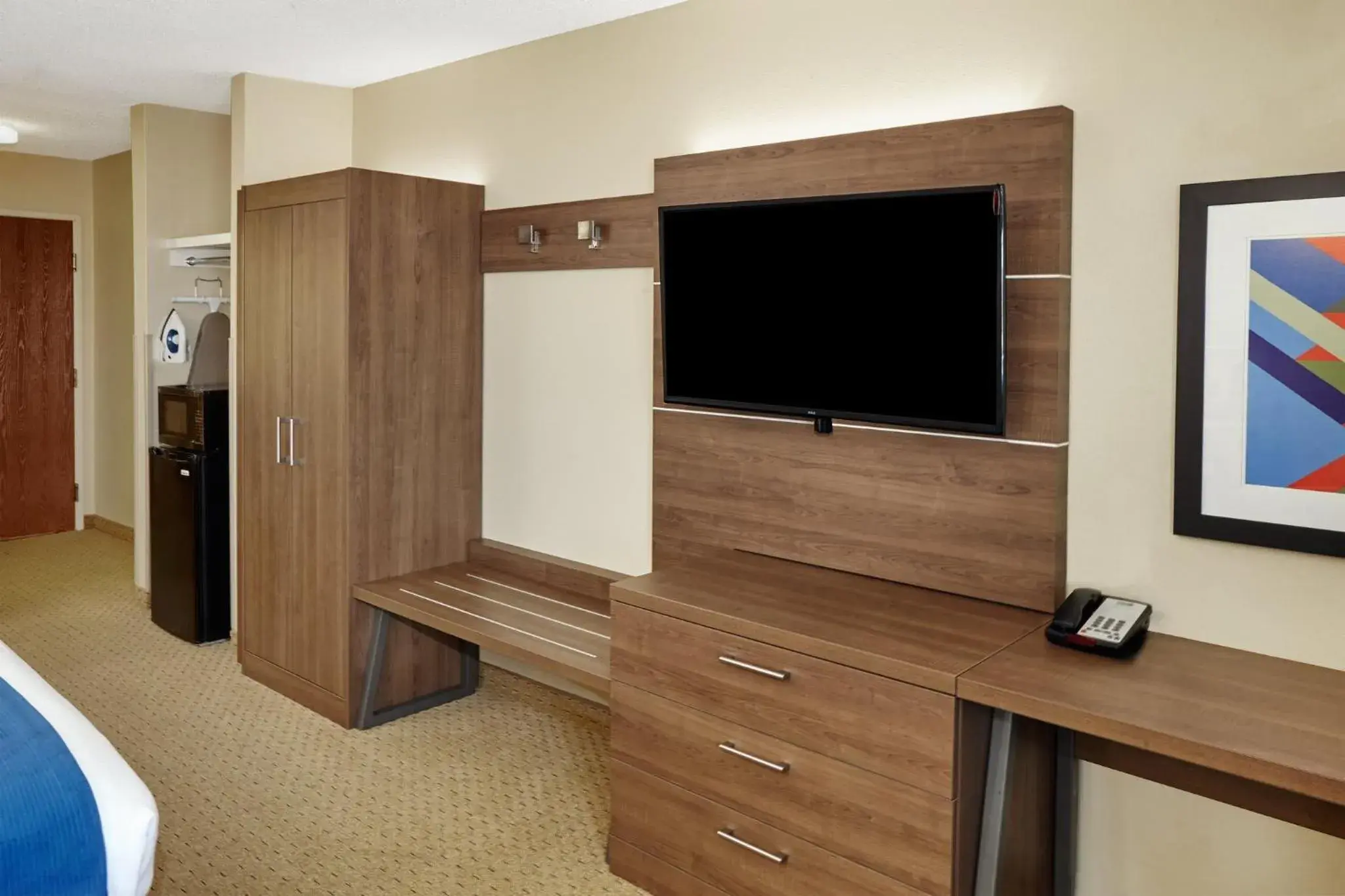 Photo of the whole room in Holiday Inn Express Sheboygan-Kohler / I-43 by IHG Photo of the whole room in Holiday Inn Express Sheboygan-Kohler / I-43 by IHG