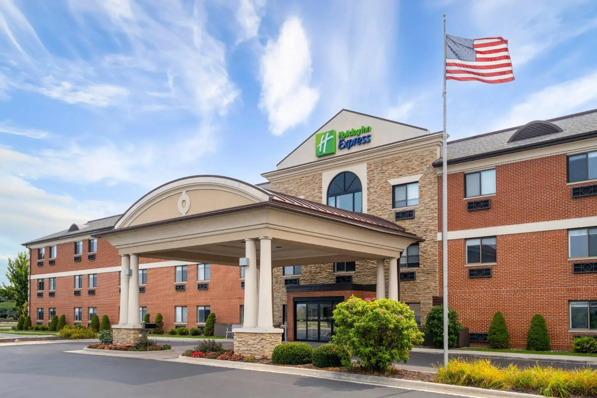 Property building in Holiday Inn Express Sheboygan-Kohler / I-43 by IHG Property building in Holiday Inn Express Sheboygan-Kohler / I-43 by IHG