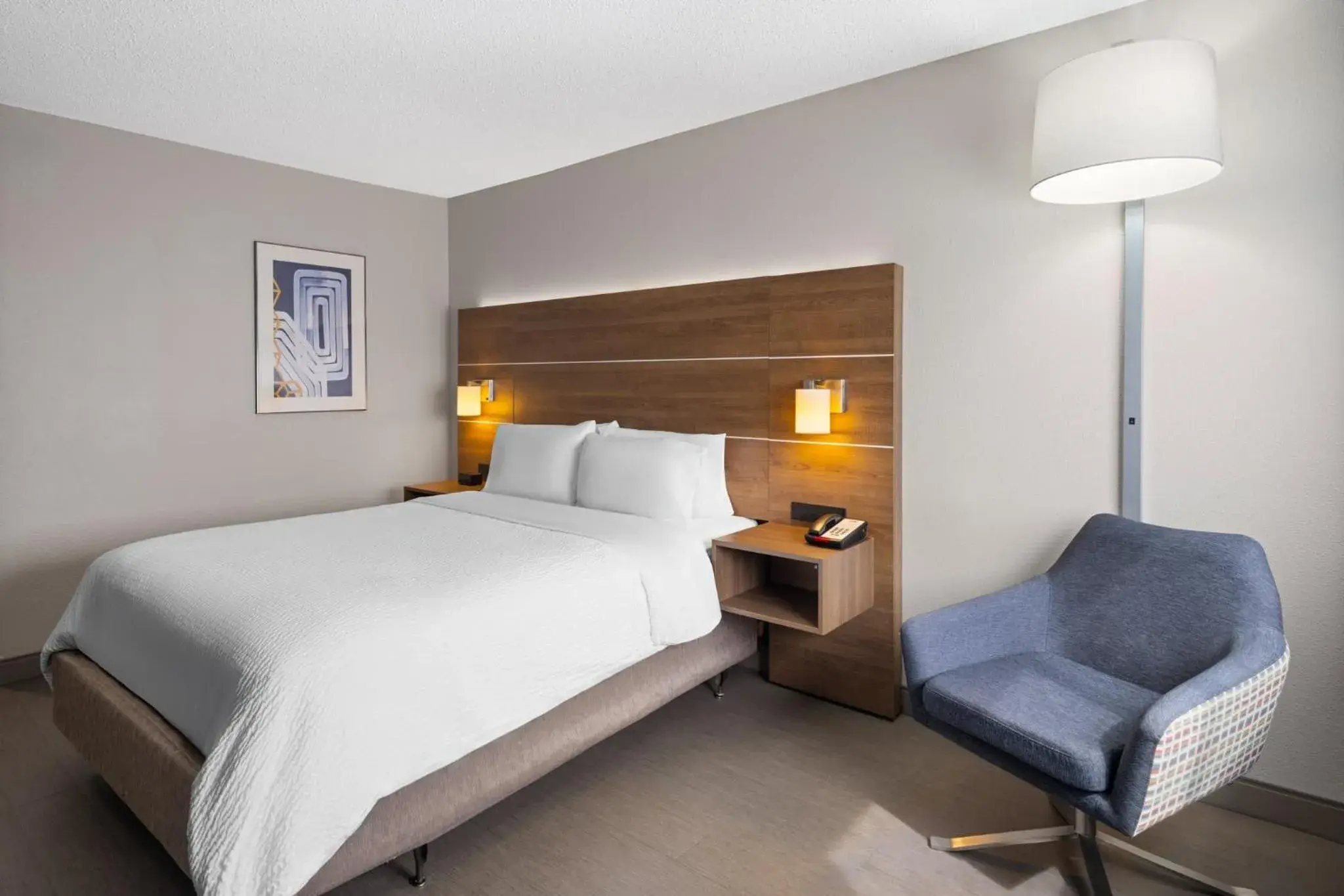 Queen Room with Roll-in Shower - Communications Access in Holiday Inn Express Sheboygan-Kohler / I-43 by IHG Queen Room with Roll-in Shower - Communications Access in Holiday Inn Express Sheboygan-Kohler / I-43 by IHG