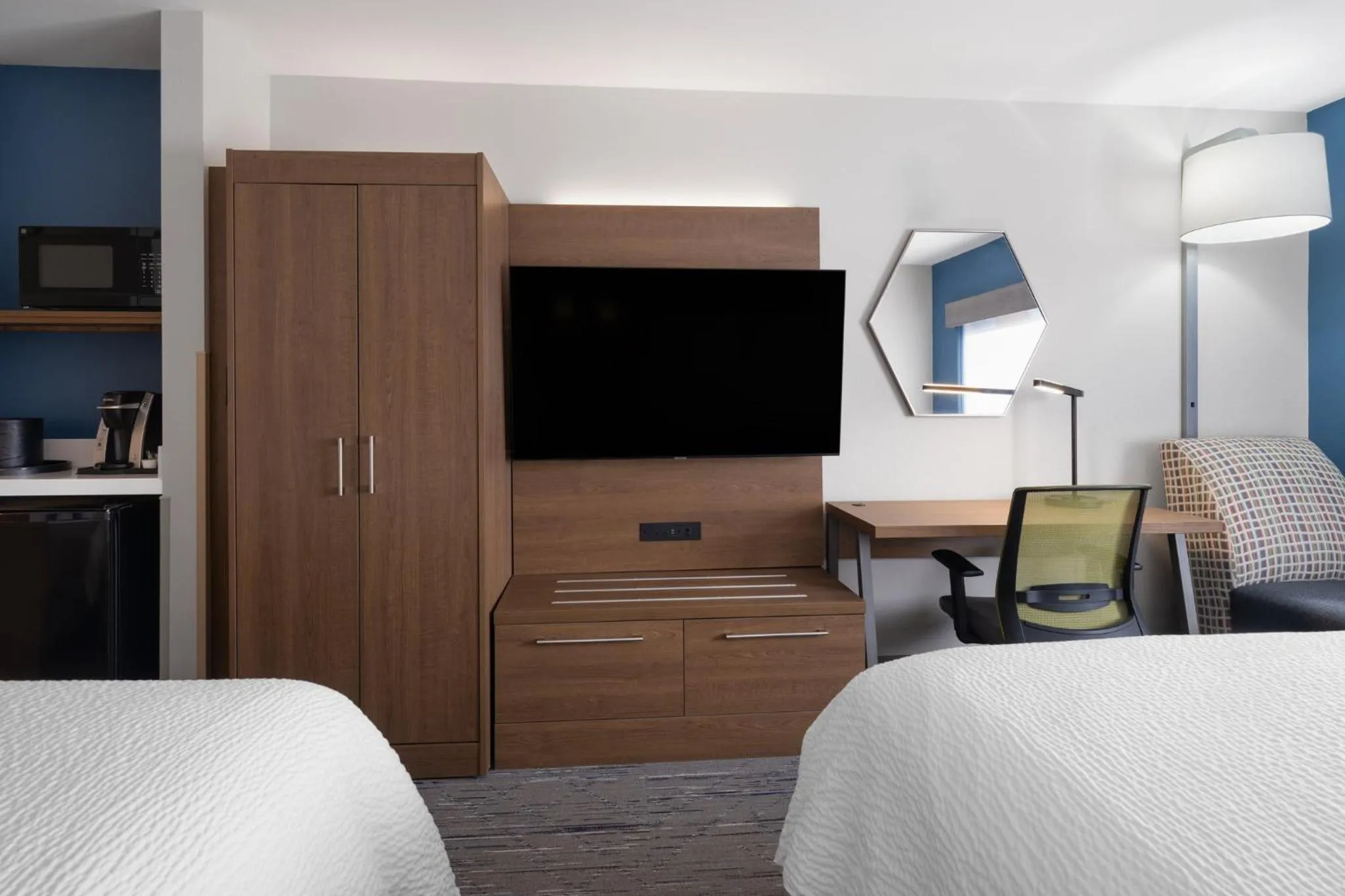 Photo of the whole room, Bed in Holiday Inn Express Sheboygan-Kohler / I-43 by IHG