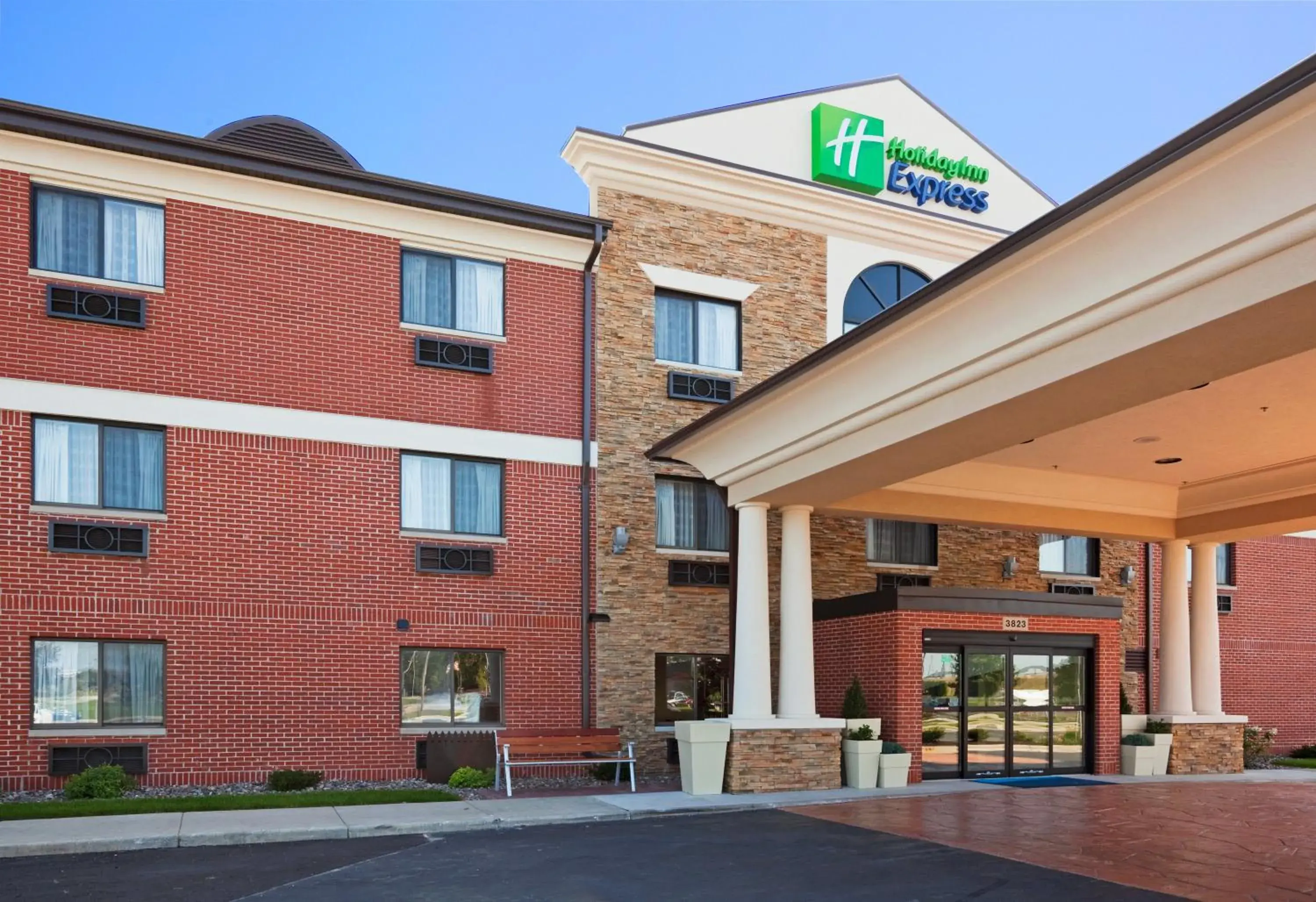 Property building in Holiday Inn Express Sheboygan-Kohler / I-43 by IHG Property building in Holiday Inn Express Sheboygan-Kohler / I-43 by IHG
