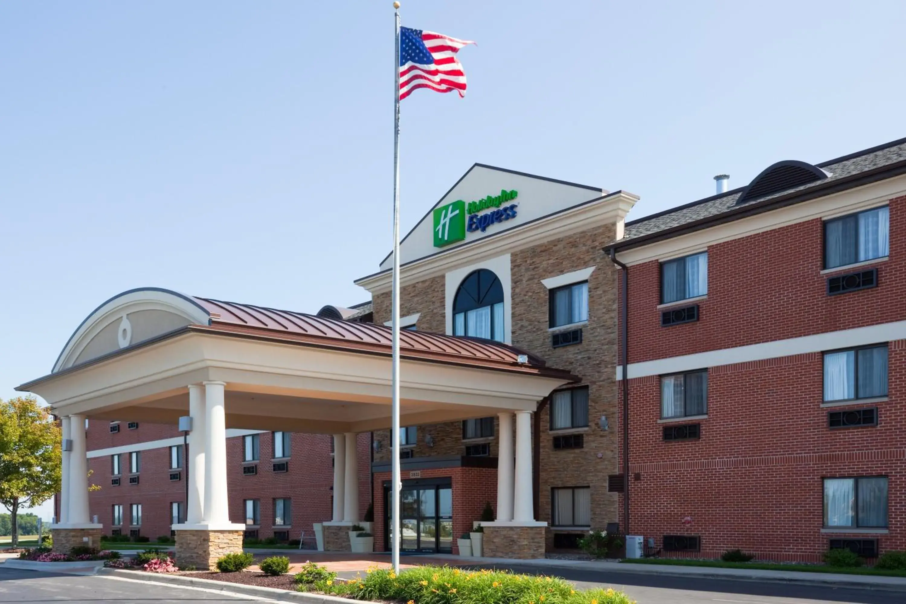 Property building in Holiday Inn Express Sheboygan-Kohler / I-43 by IHG Property building in Holiday Inn Express Sheboygan-Kohler / I-43 by IHG