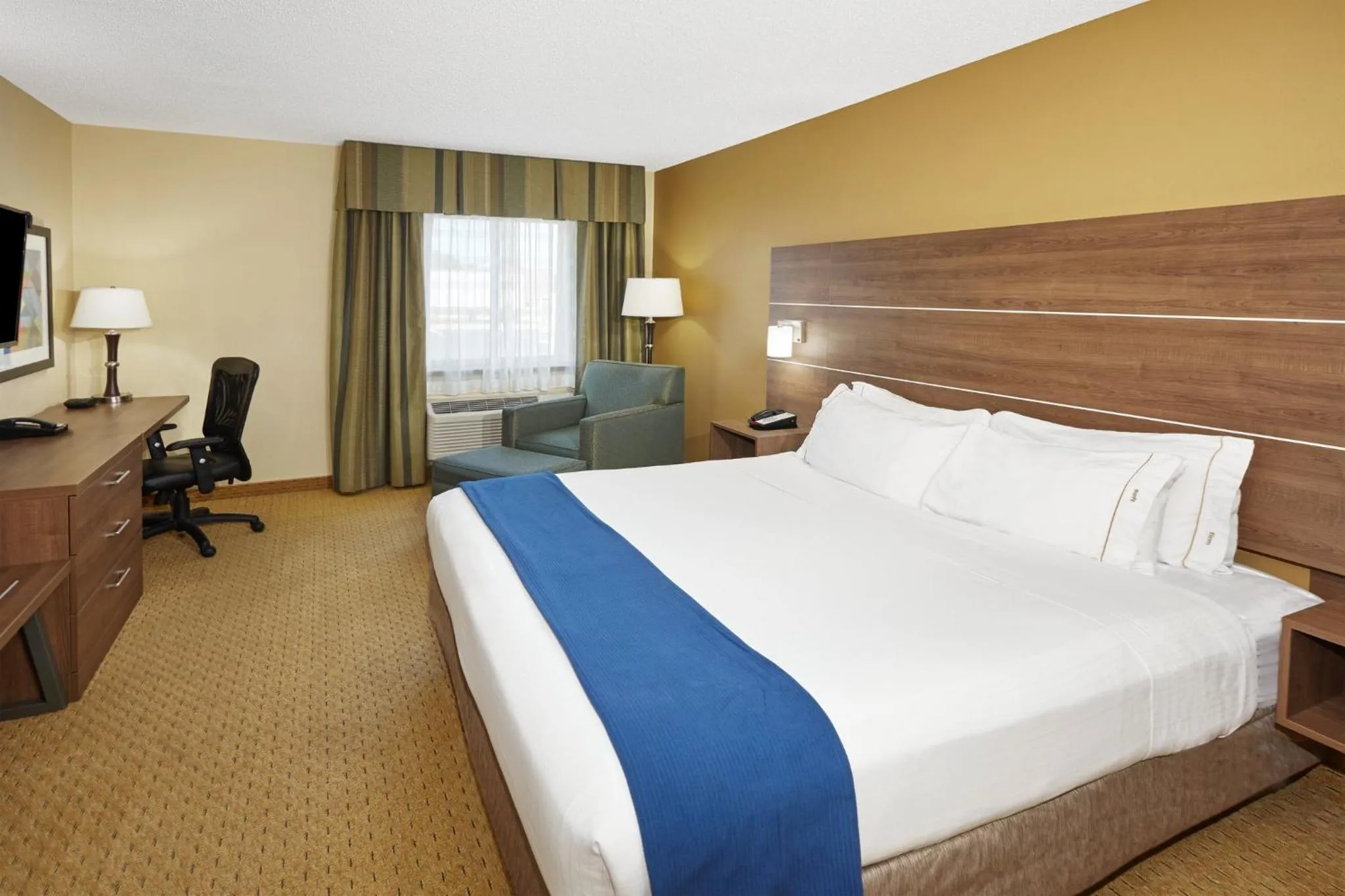 Photo of the whole room, Bed in Holiday Inn Express Sheboygan-Kohler / I-43 by IHG