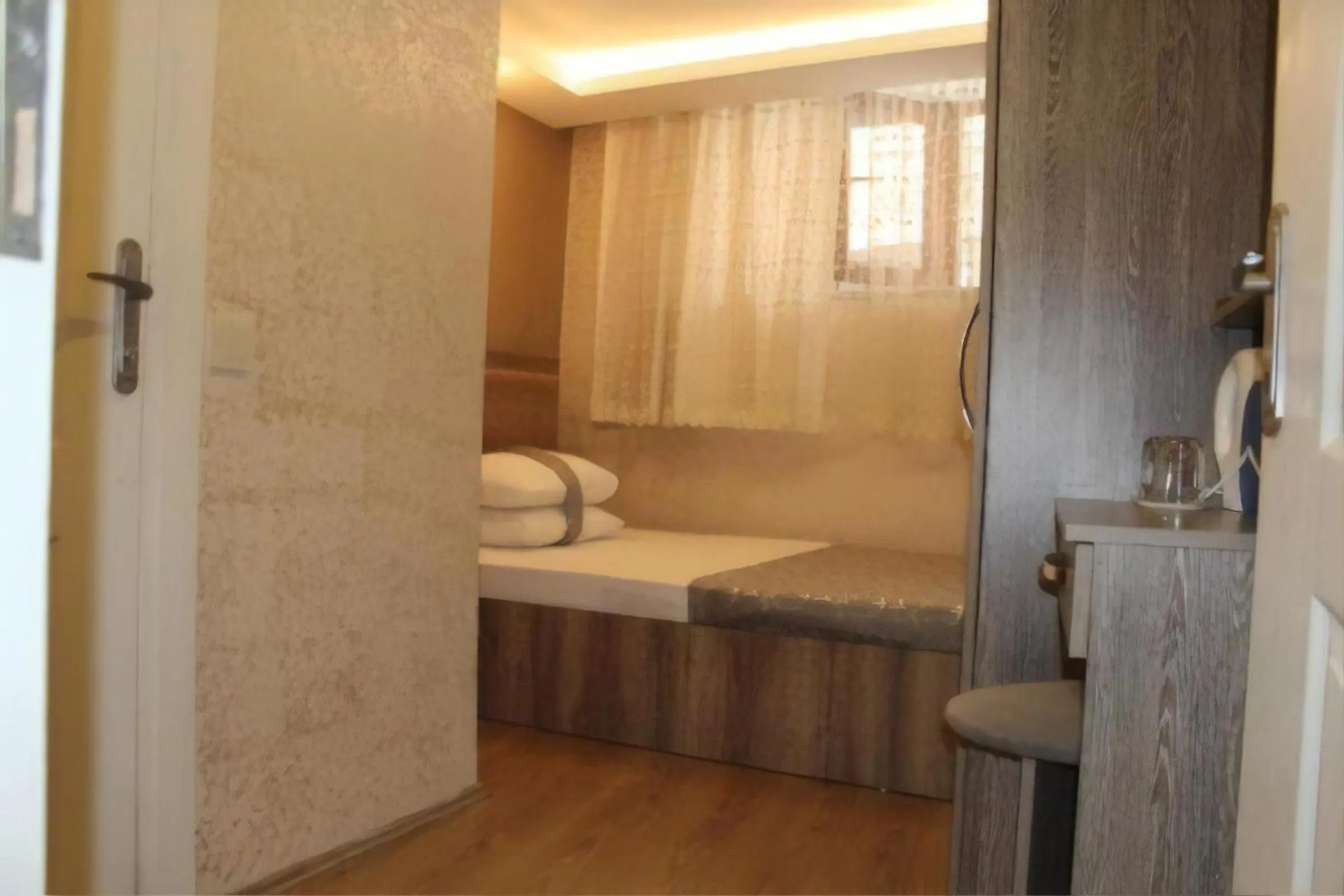 Bed, Bathroom in carvan hotel