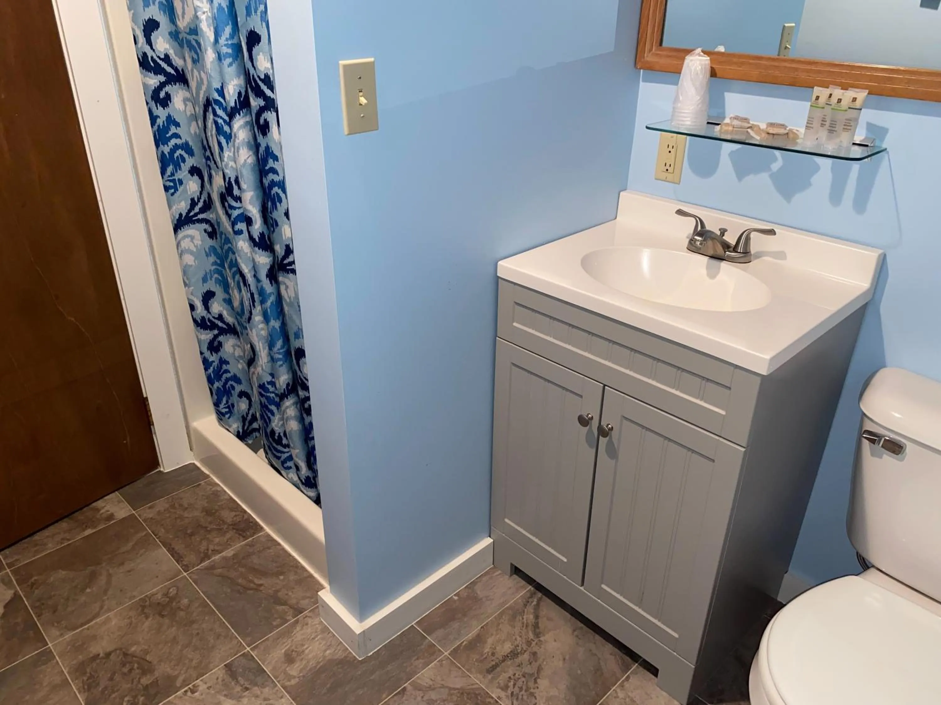 Bathroom in Lake Ontario Motel & Inn