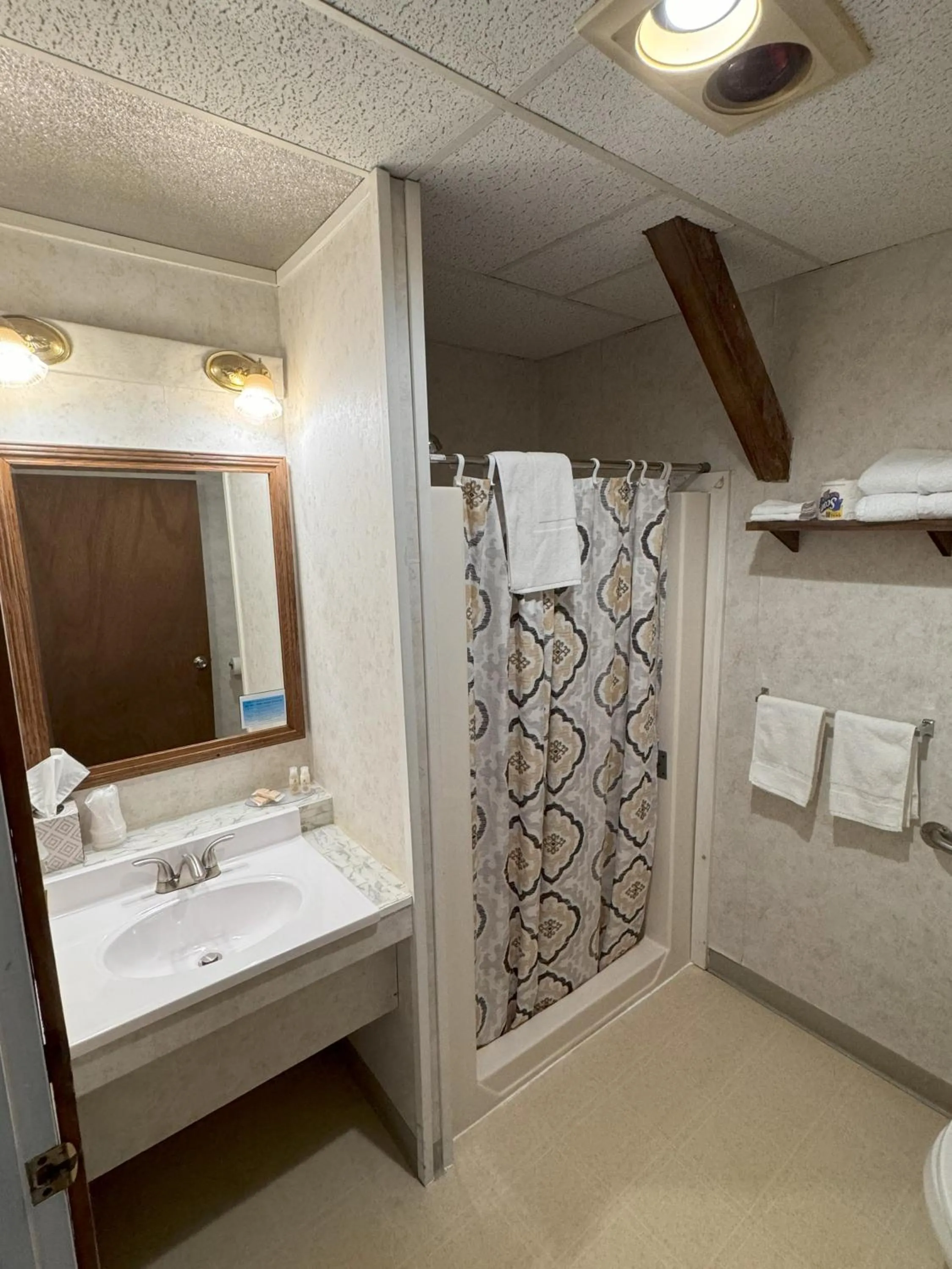 Bathroom in Lake Ontario Motel & Inn