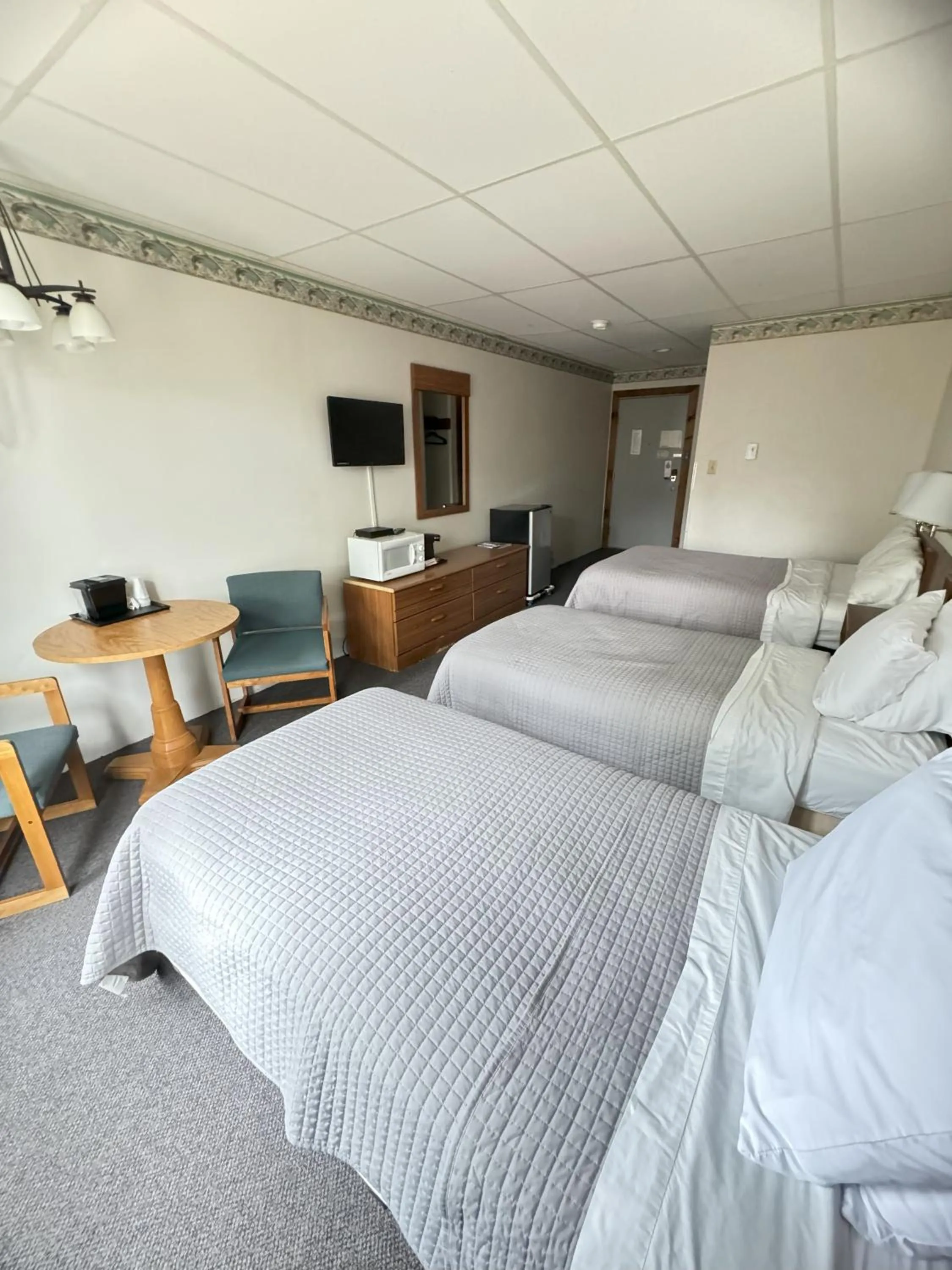 Bed in Lake Ontario Motel & Inn