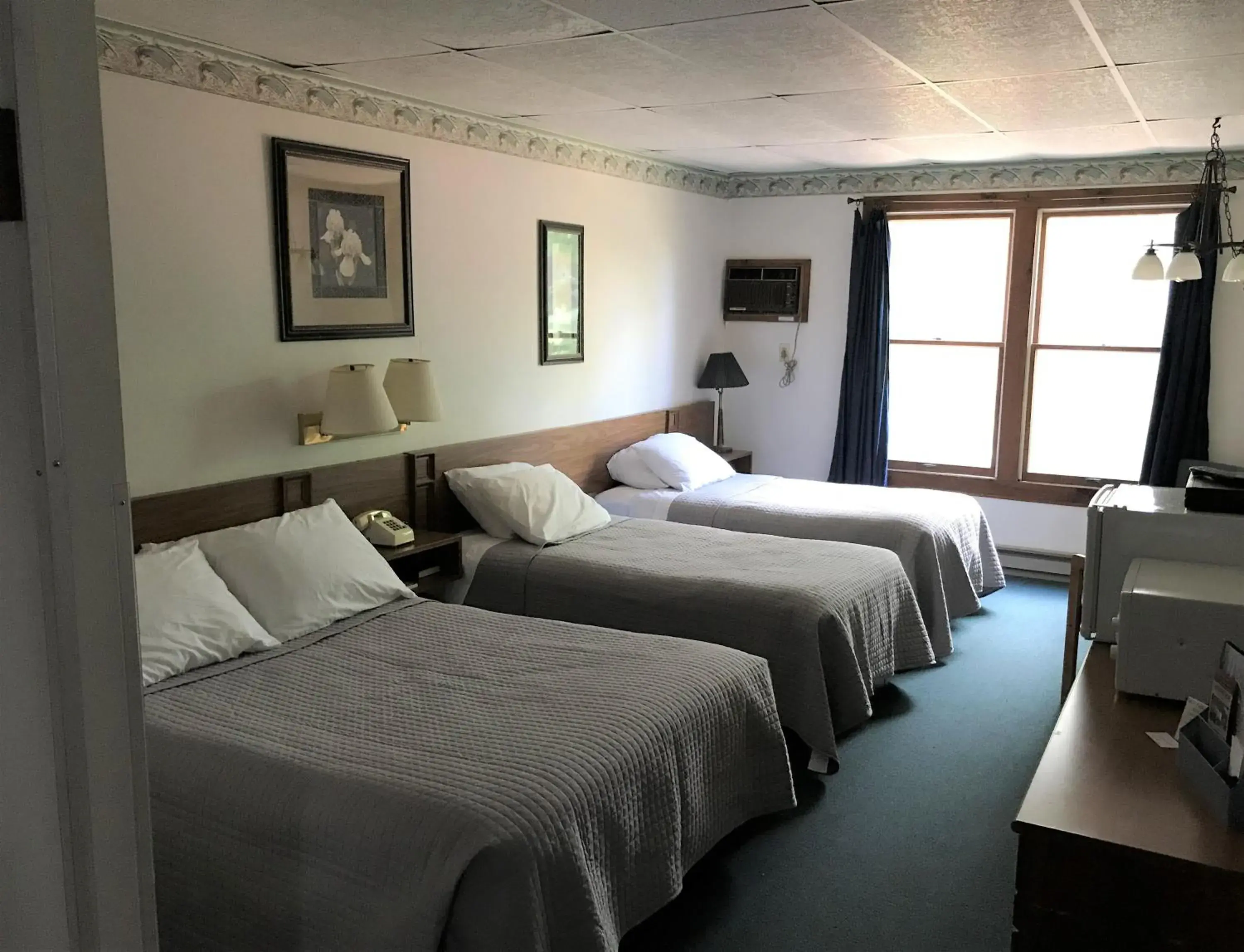 Double or Twin Room in Lake Ontario Motel & Inn Double or Twin Room in Lake Ontario Motel & Inn