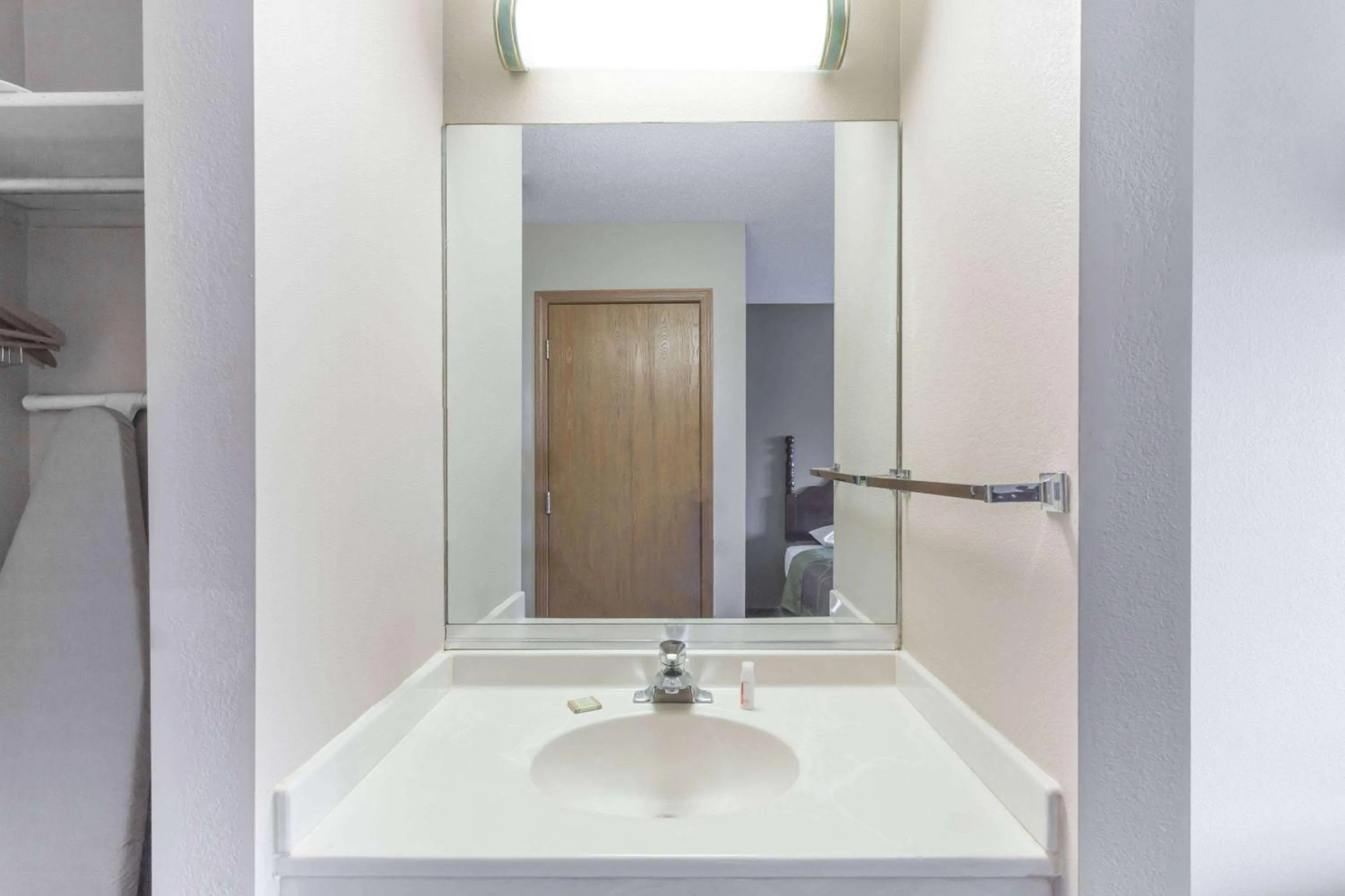 Photo of the whole room in Super 8 by Wyndham Yorkville