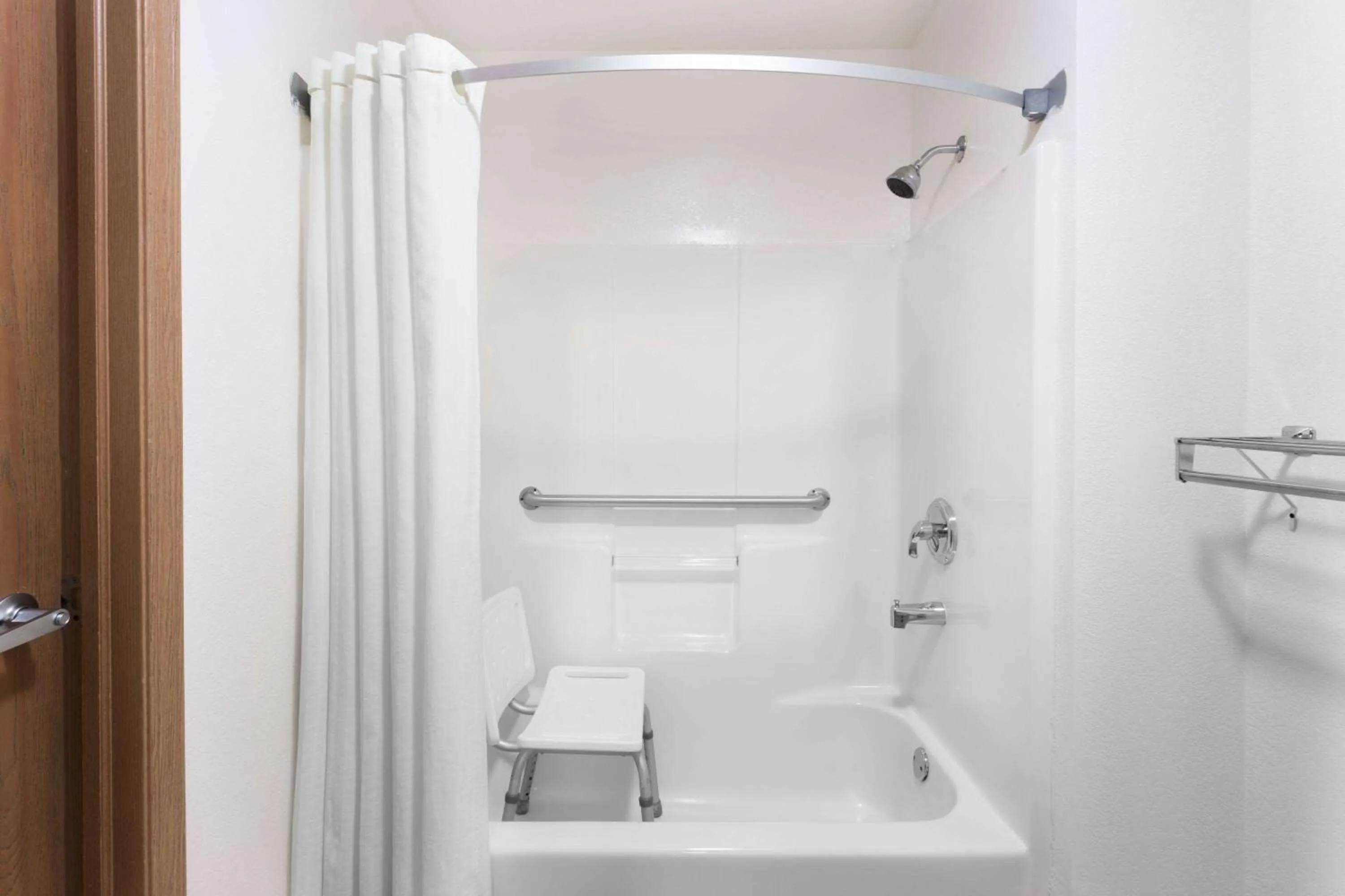 Photo of the whole room in Super 8 by Wyndham Yorkville