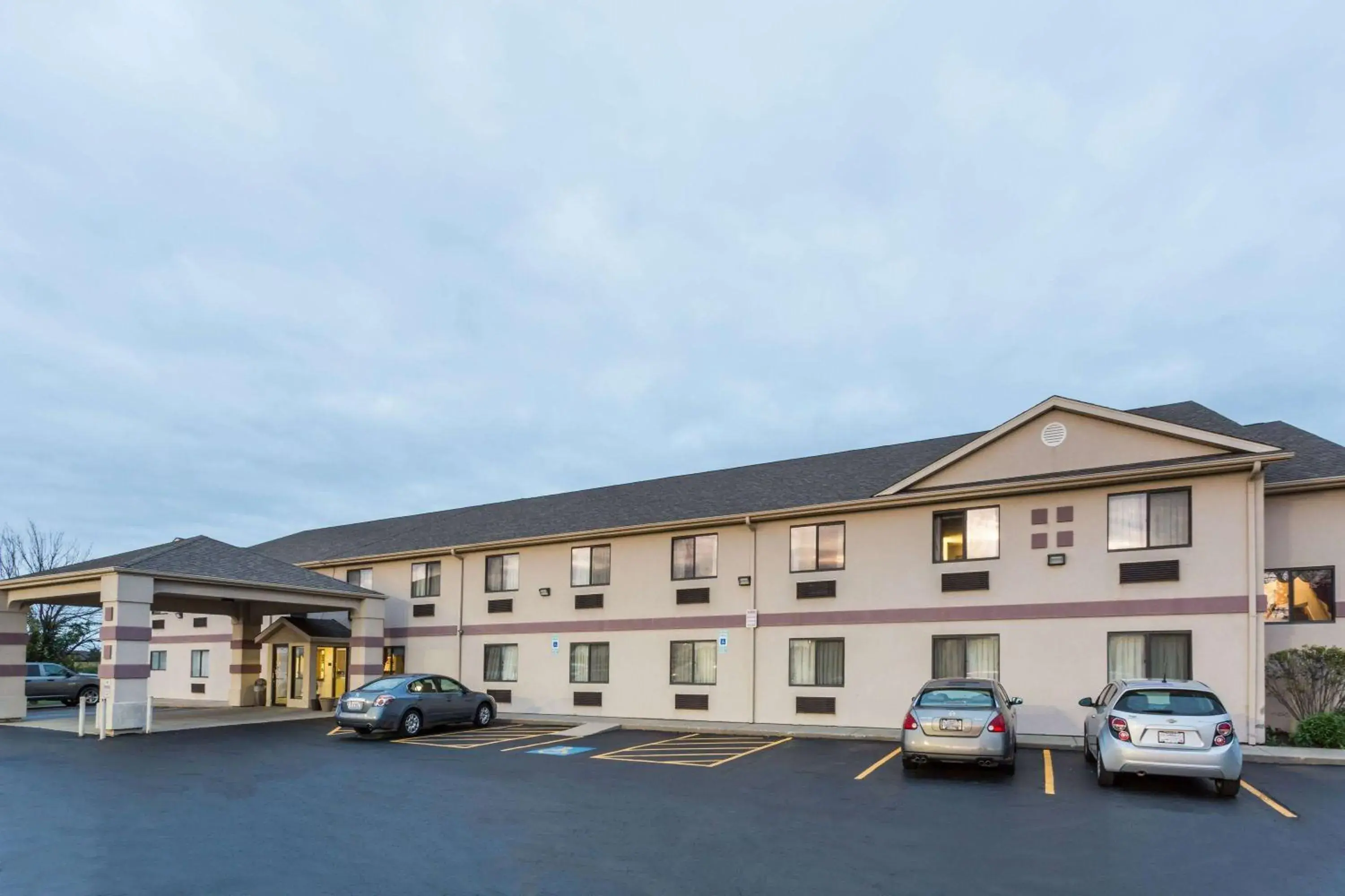 Property building in Super 8 by Wyndham Yorkville Property building in Super 8 by Wyndham Yorkville