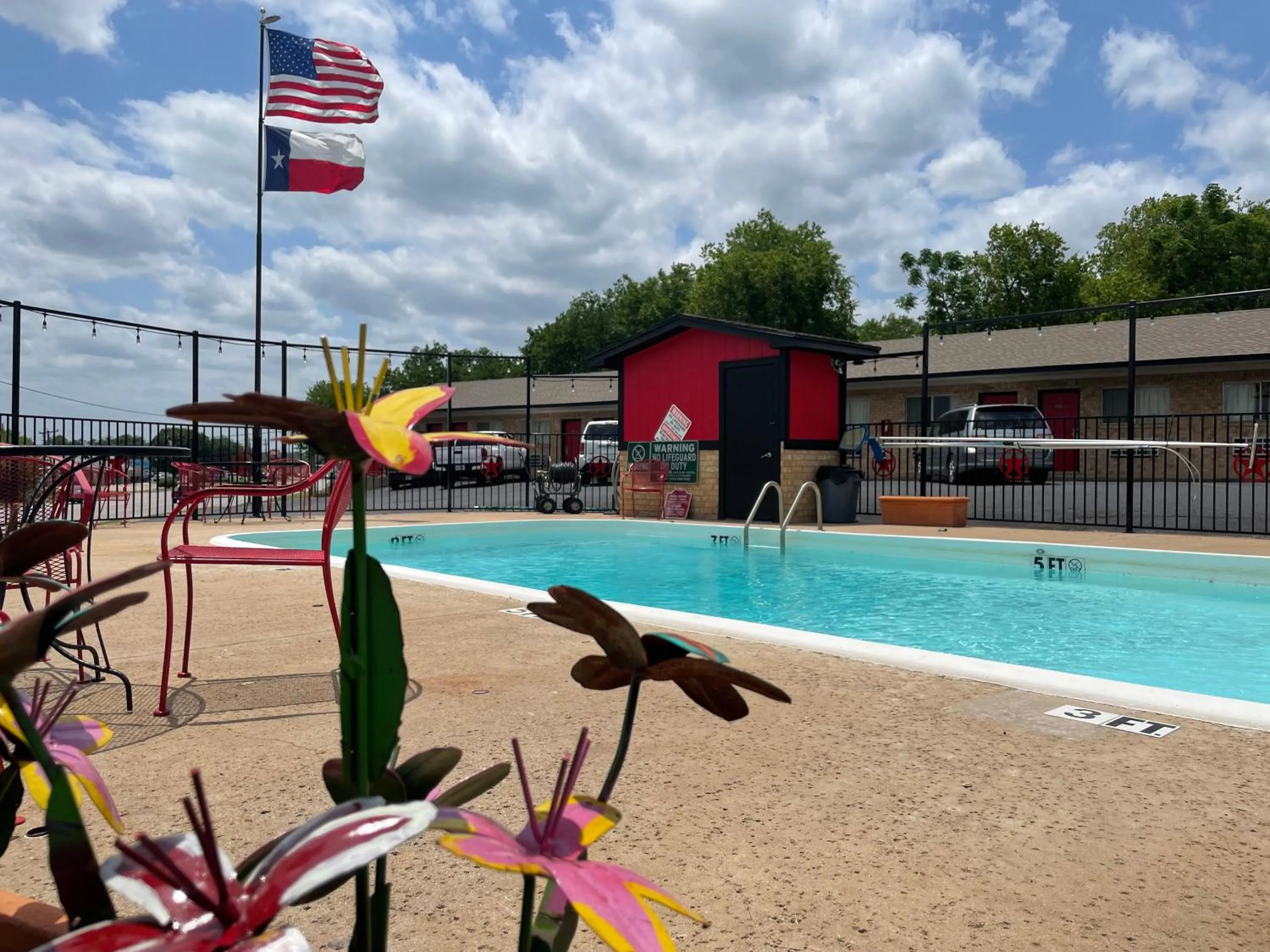 Swimming Pool in Glen Rose Inn and Suites