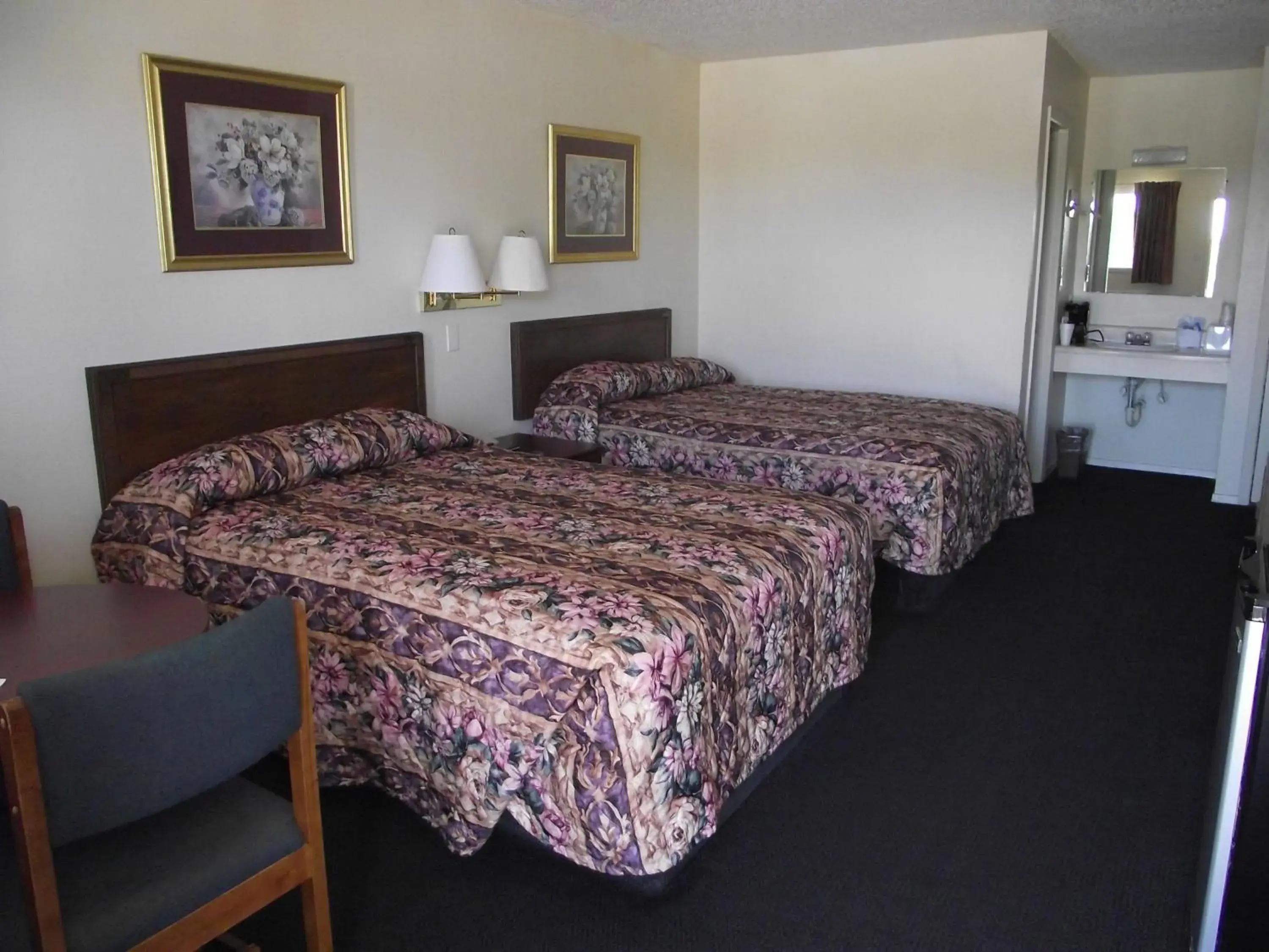 Photo of the whole room, Bed in Glen Rose Inn and Suites