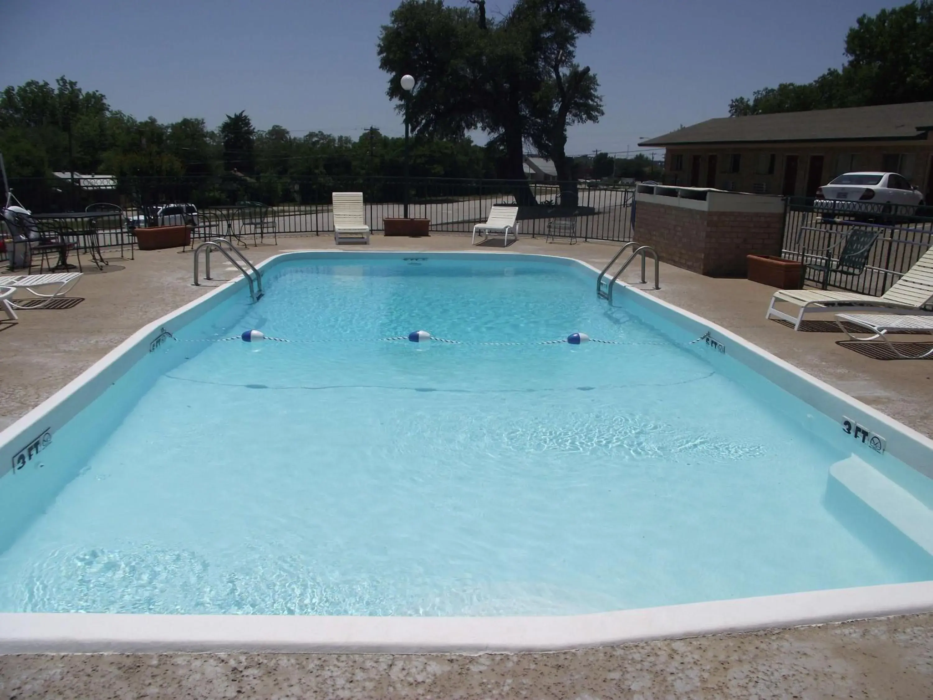 Swimming Pool in Glen Rose Inn and Suites