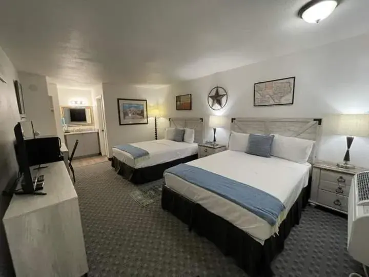 Bed in Glen Rose Inn and Suites