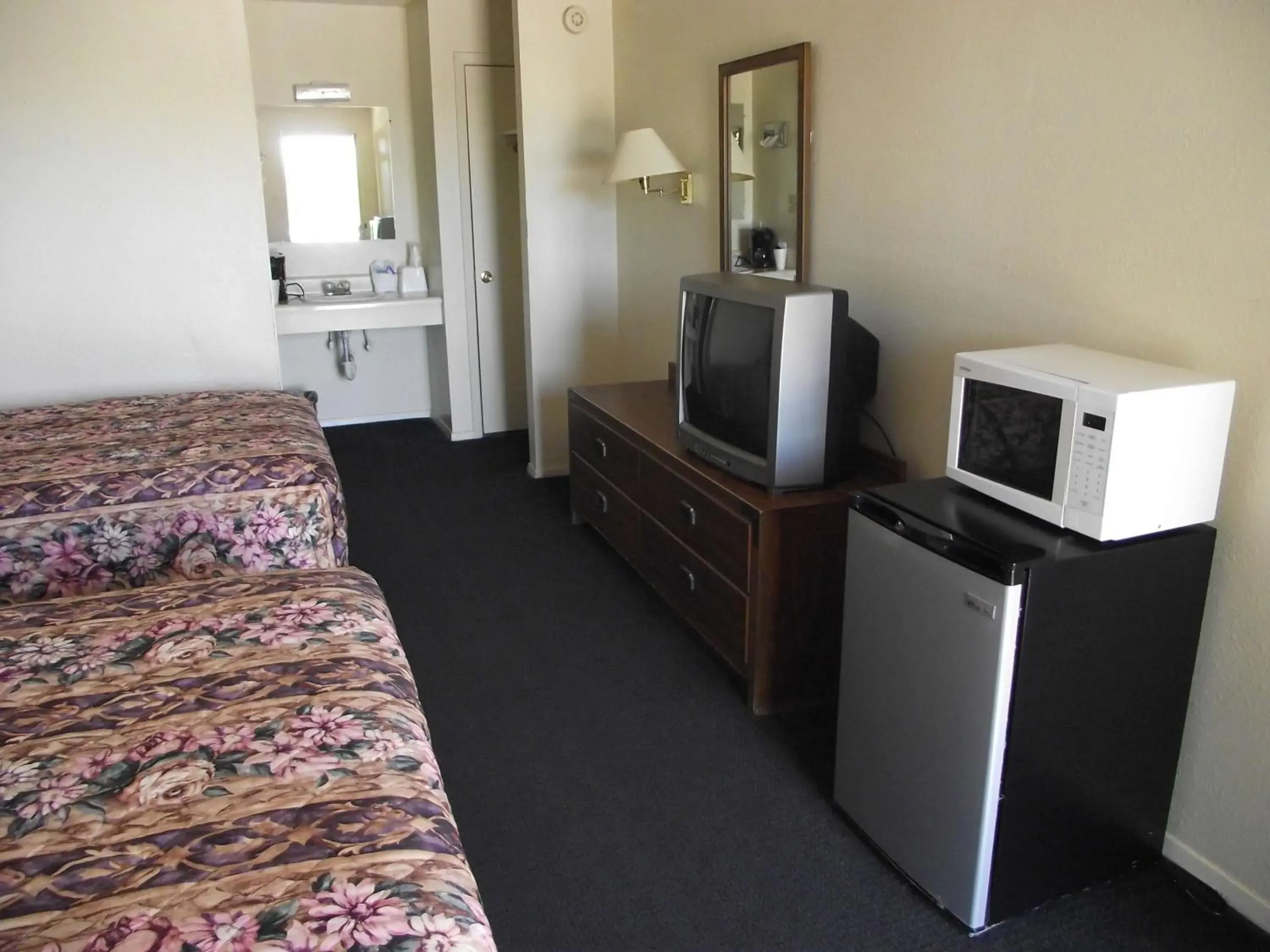 Photo of the whole room, TV/Entertainment Center in Glen Rose Inn and Suites