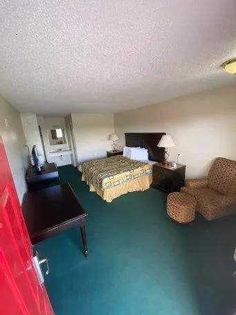 TV/Entertainment Center in Glen Rose Inn and Suites