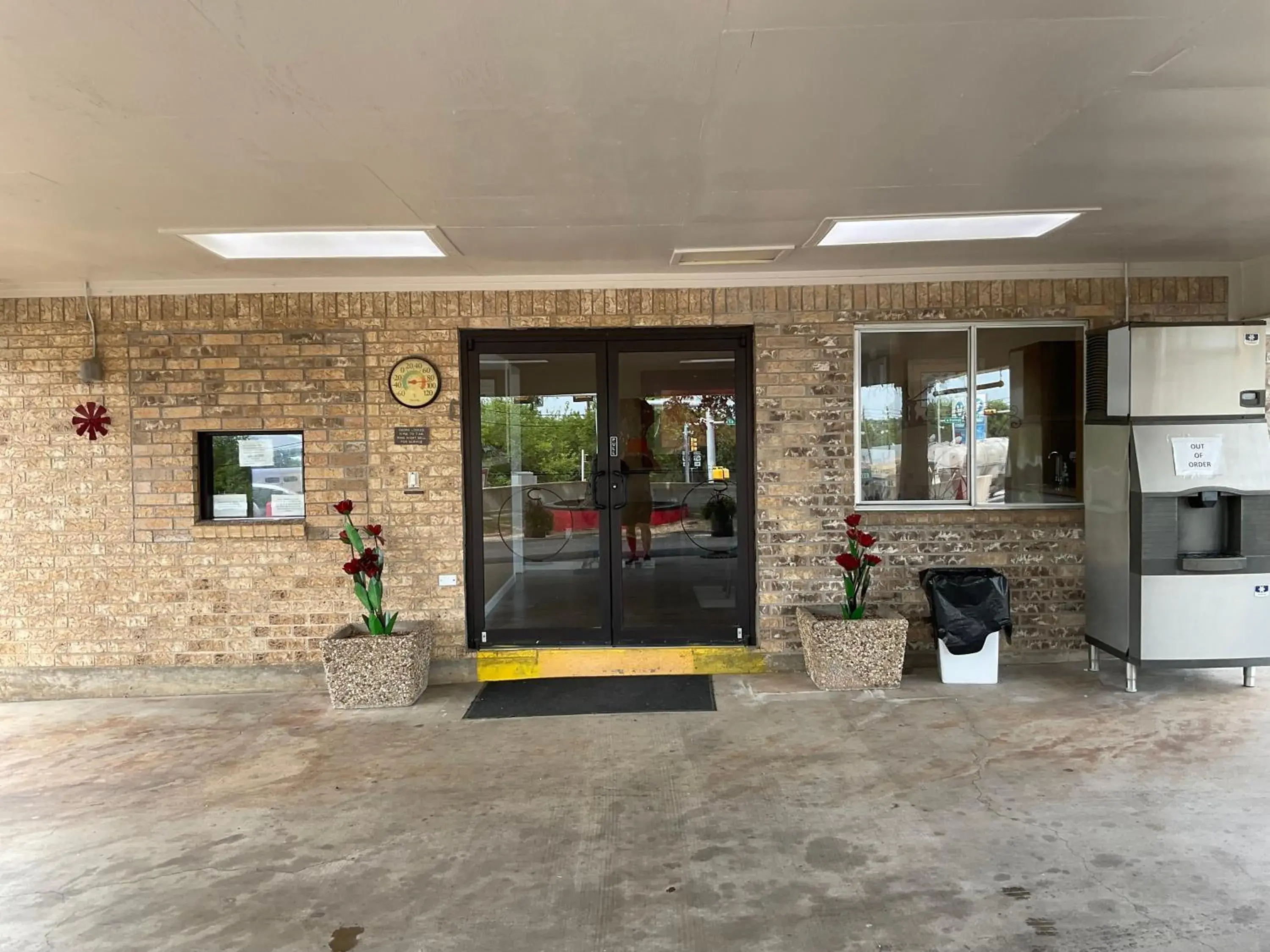 Property building in Glen Rose Inn and Suites