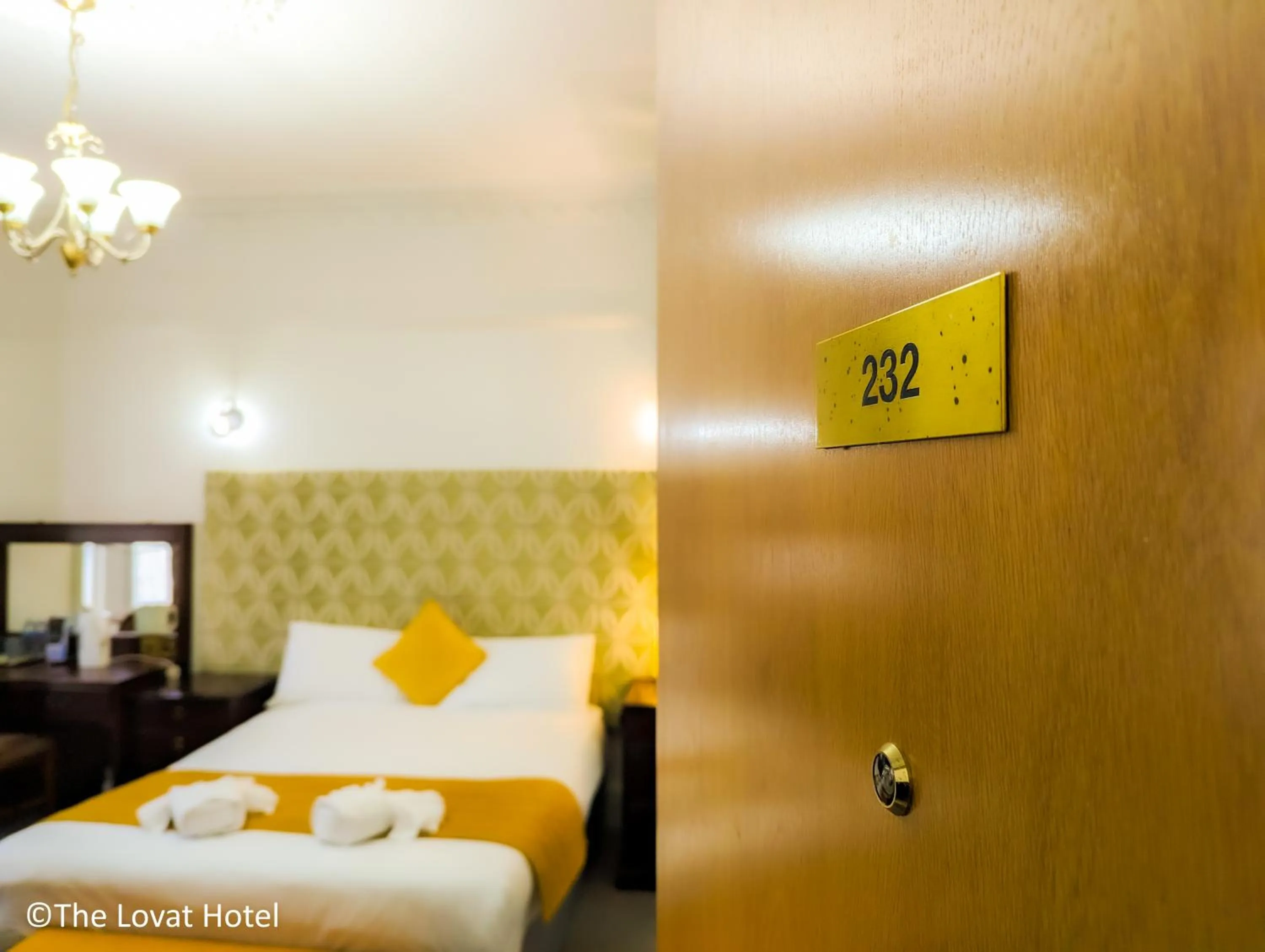 King Room with Roll-In Shower - Disability Access in Lovat Hotel