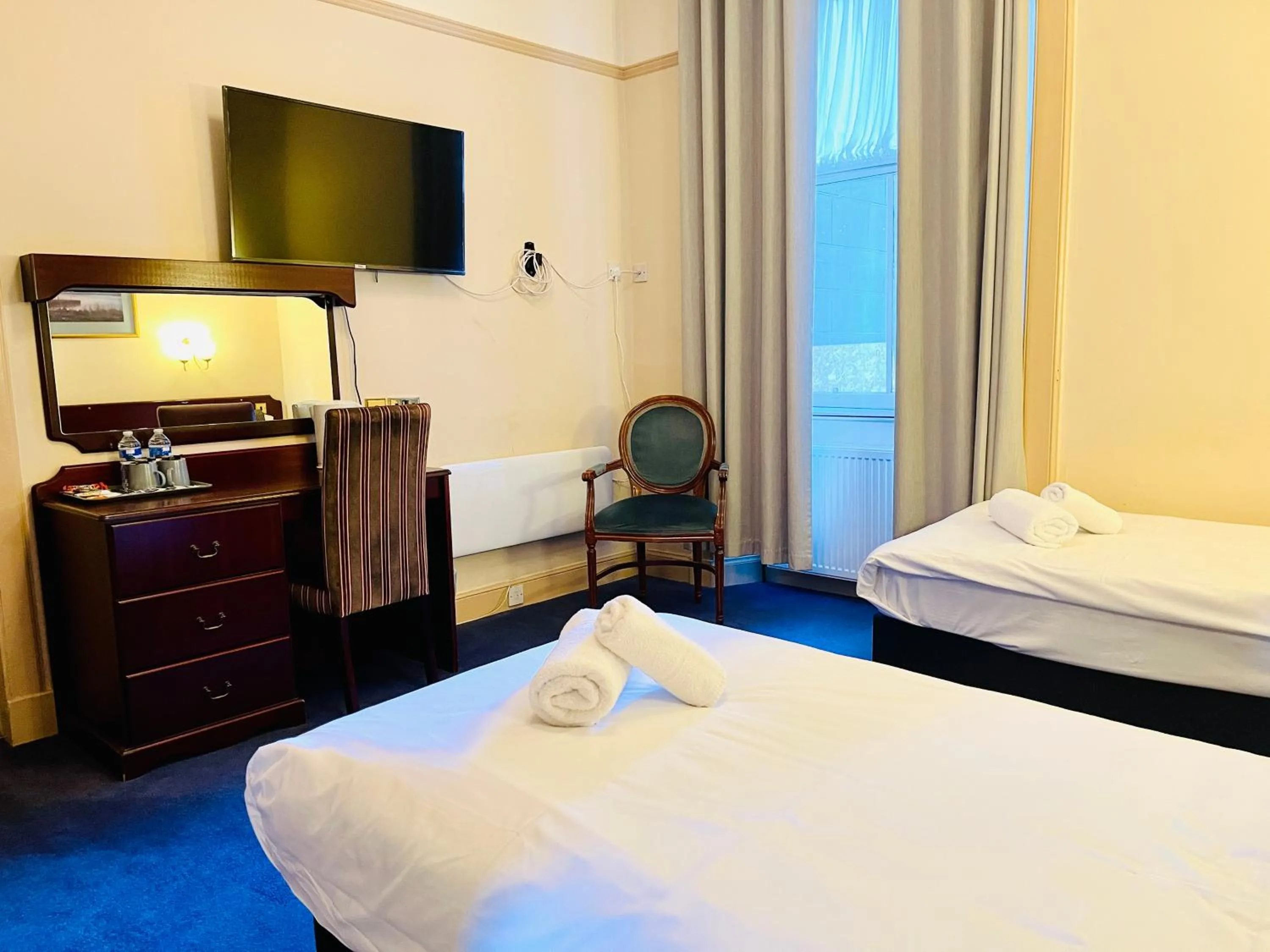 Standard Twin Room in Lovat Hotel