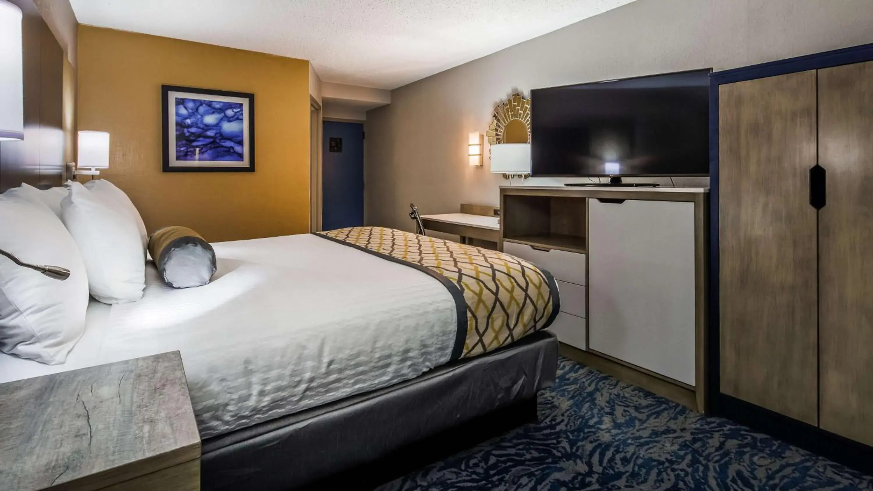 King Room with Mobility Accessible Tub and Sofa Bed in Best Western Plus Bloomington East King Room with Mobility Accessible Tub and Sofa Bed in Best Western Plus Bloomington East