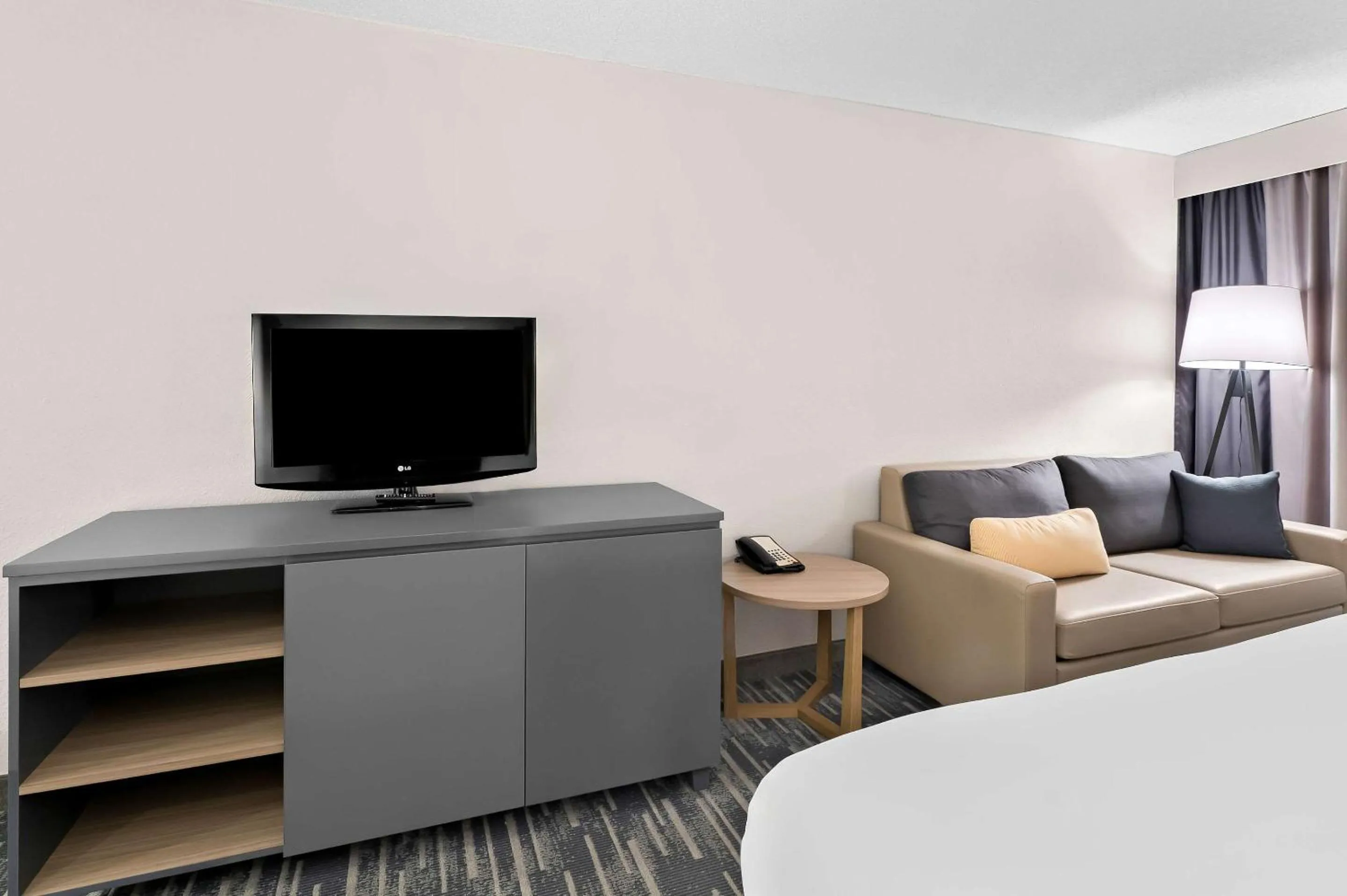 Bedroom, Bed in Country Inn & Suites by Radisson, Columbia Airport, SC