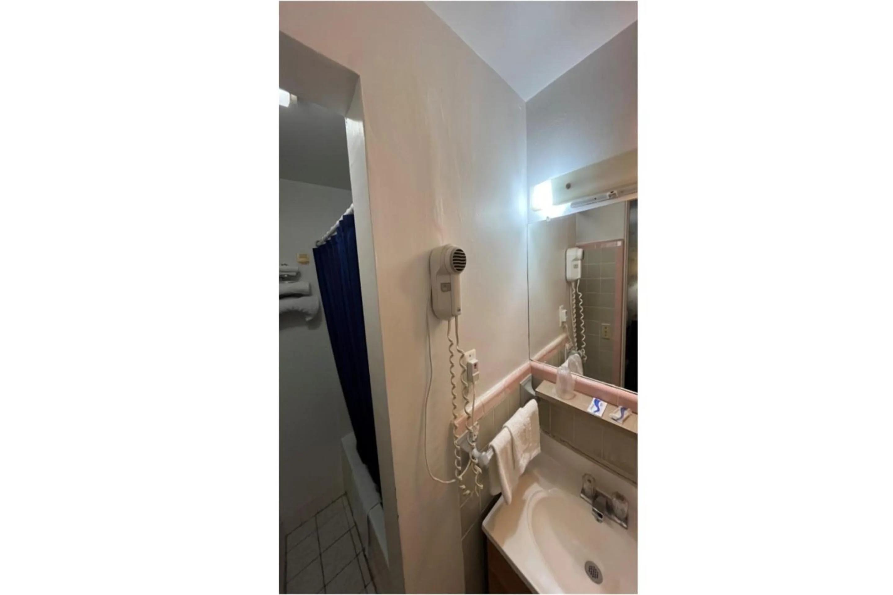 Bathroom in Bay Motel By OYO Bay City