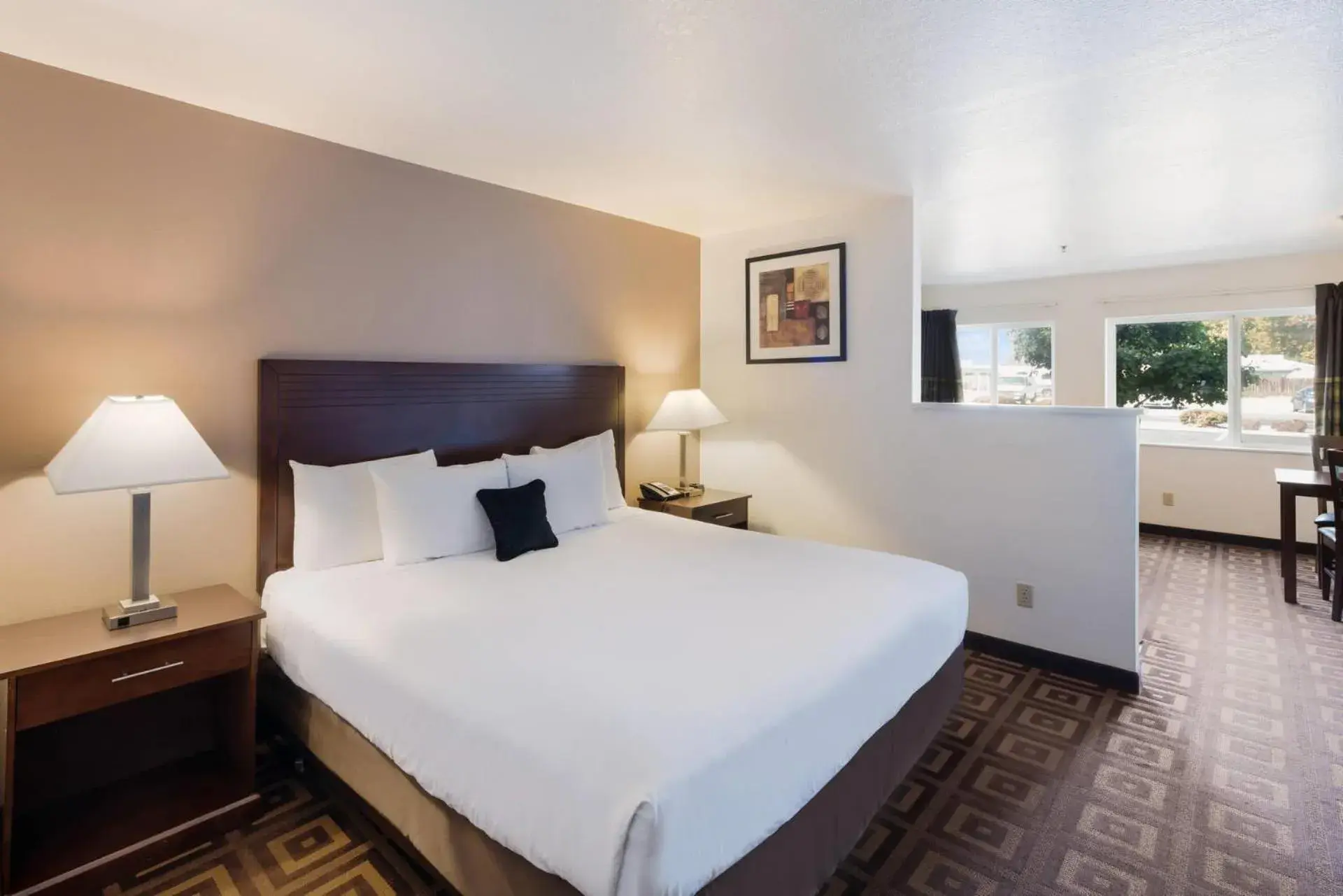 Bedroom, Bed in Quality Inn & Suites Kennewick Tri-Cities Bedroom, Bed in Quality Inn & Suites Kennewick Tri-Cities