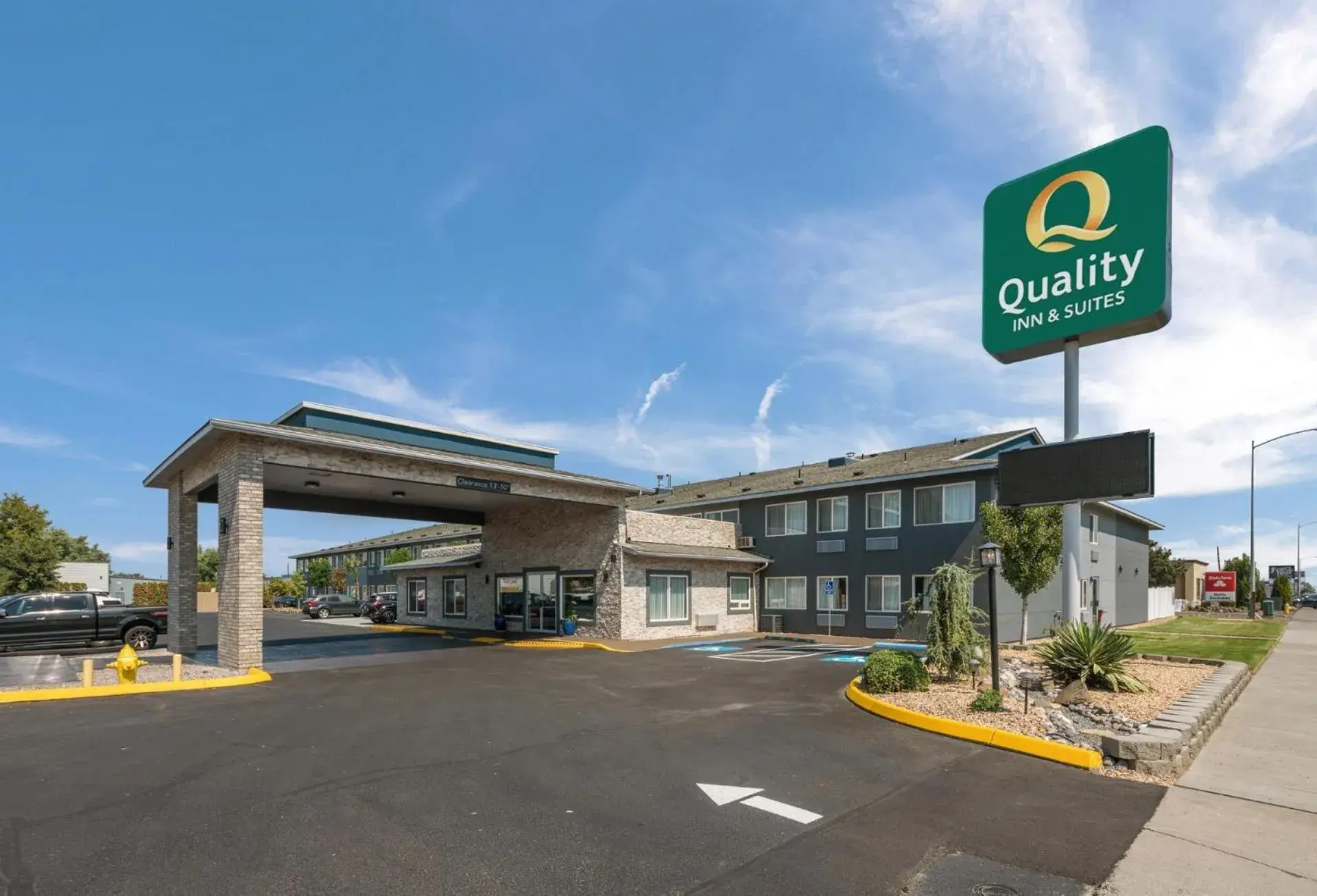 Property building in Quality Inn & Suites Kennewick Tri-Cities Property building in Quality Inn & Suites Kennewick Tri-Cities