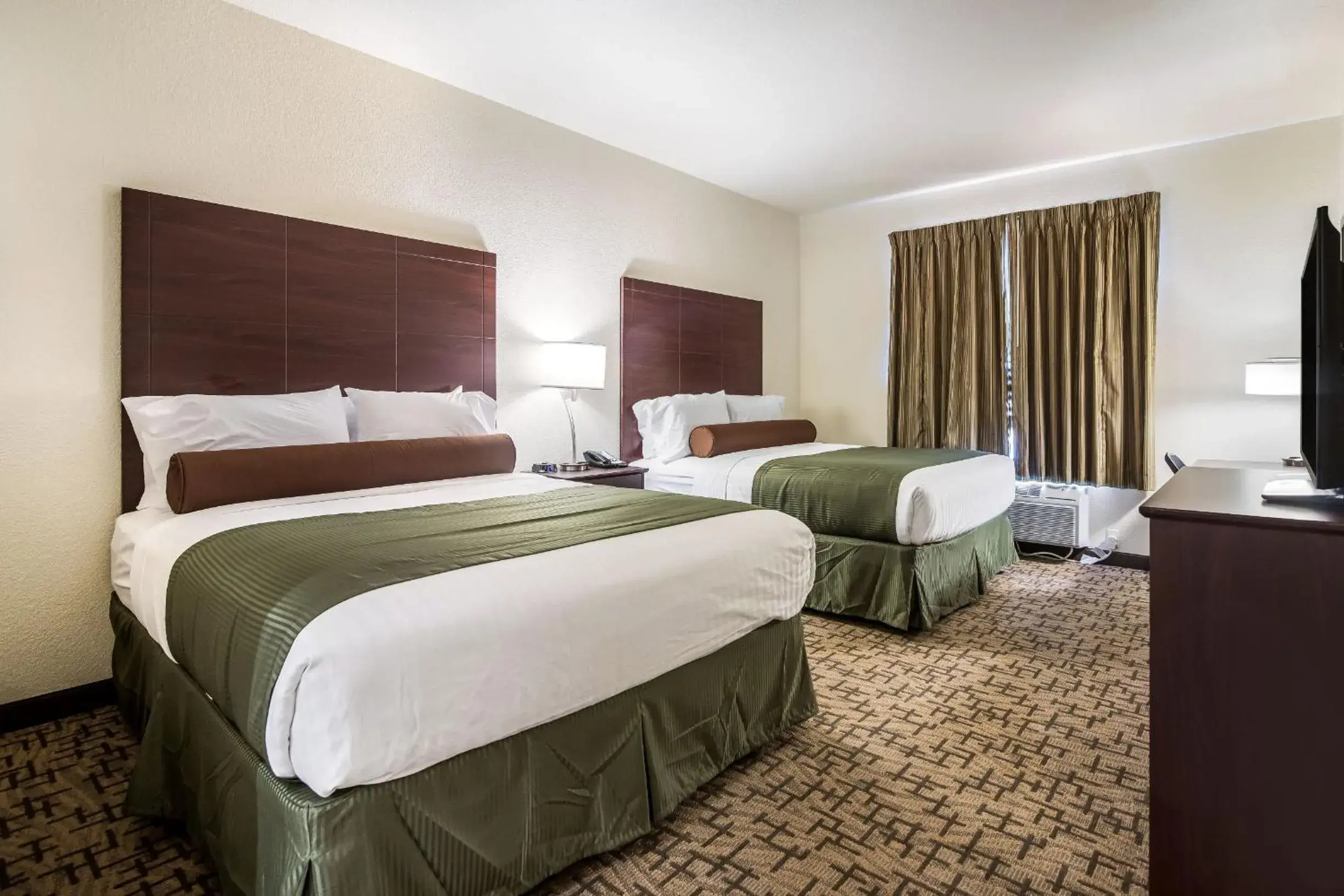 Queen Room in Cobblestone Hotel & Suites - Victor Queen Room in Cobblestone Hotel & Suites - Victor