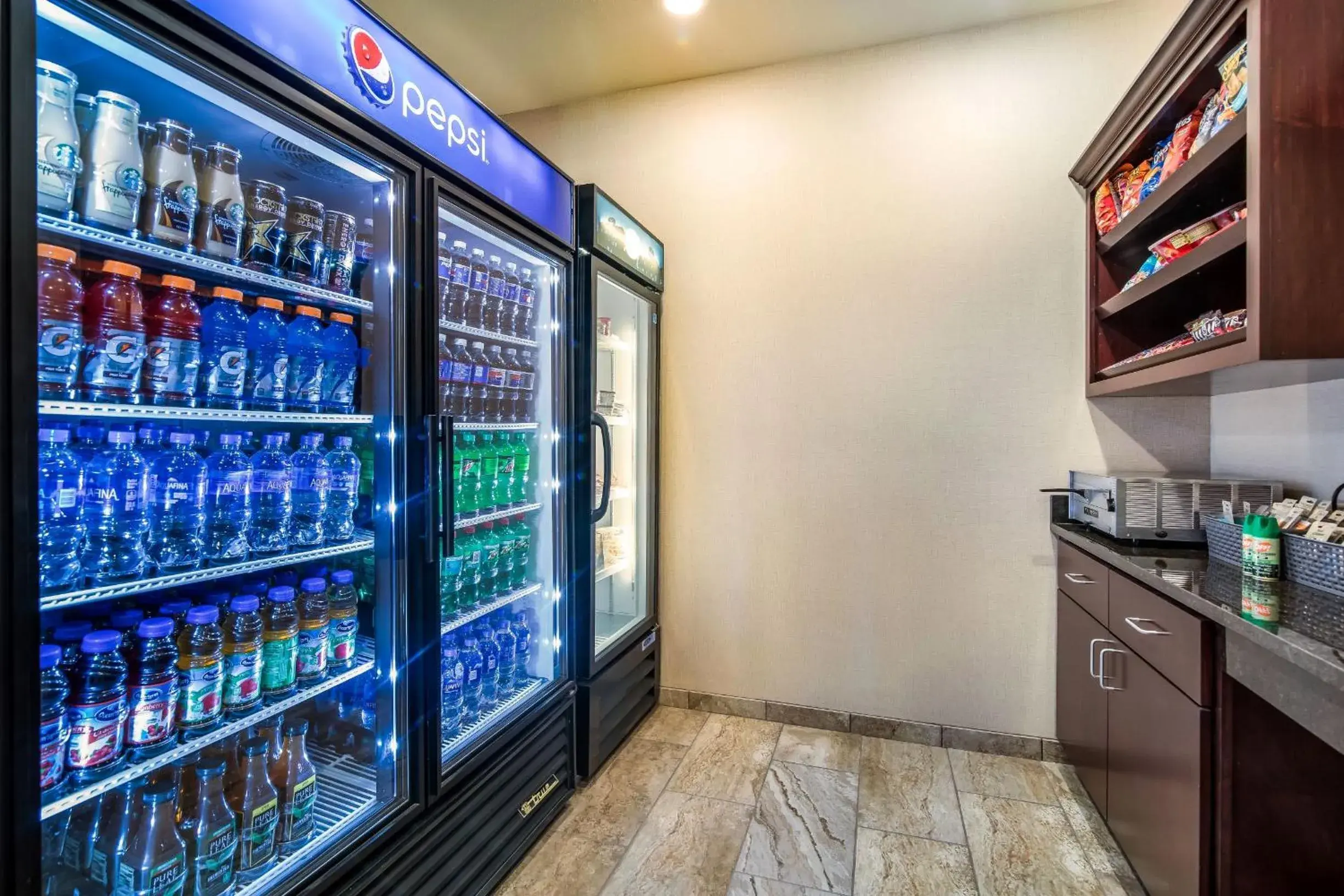 Food and drinks in Cobblestone Hotel & Suites - Victor Food and drinks in Cobblestone Hotel & Suites - Victor