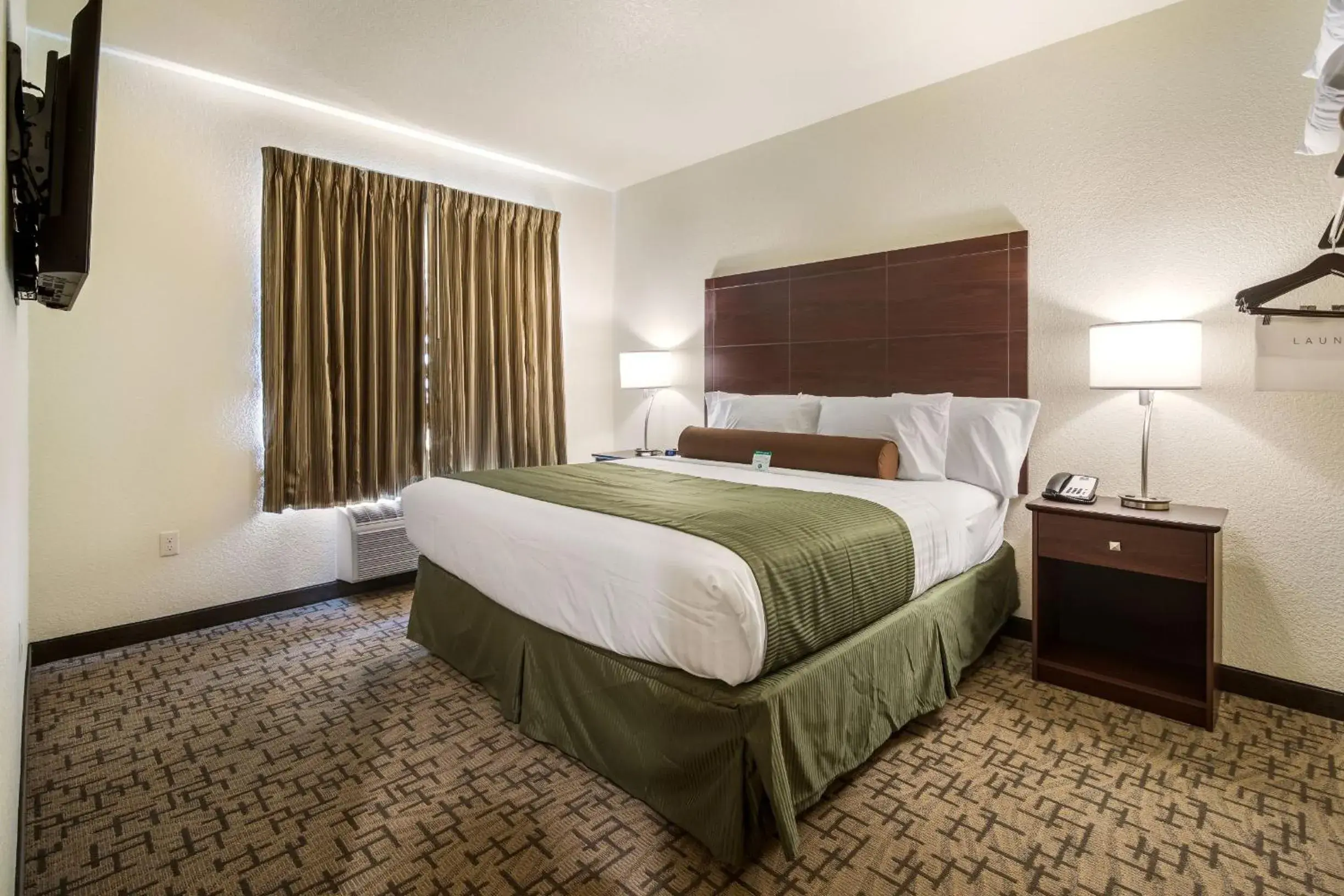 Bed in Cobblestone Hotel & Suites - Victor Bed in Cobblestone Hotel & Suites - Victor