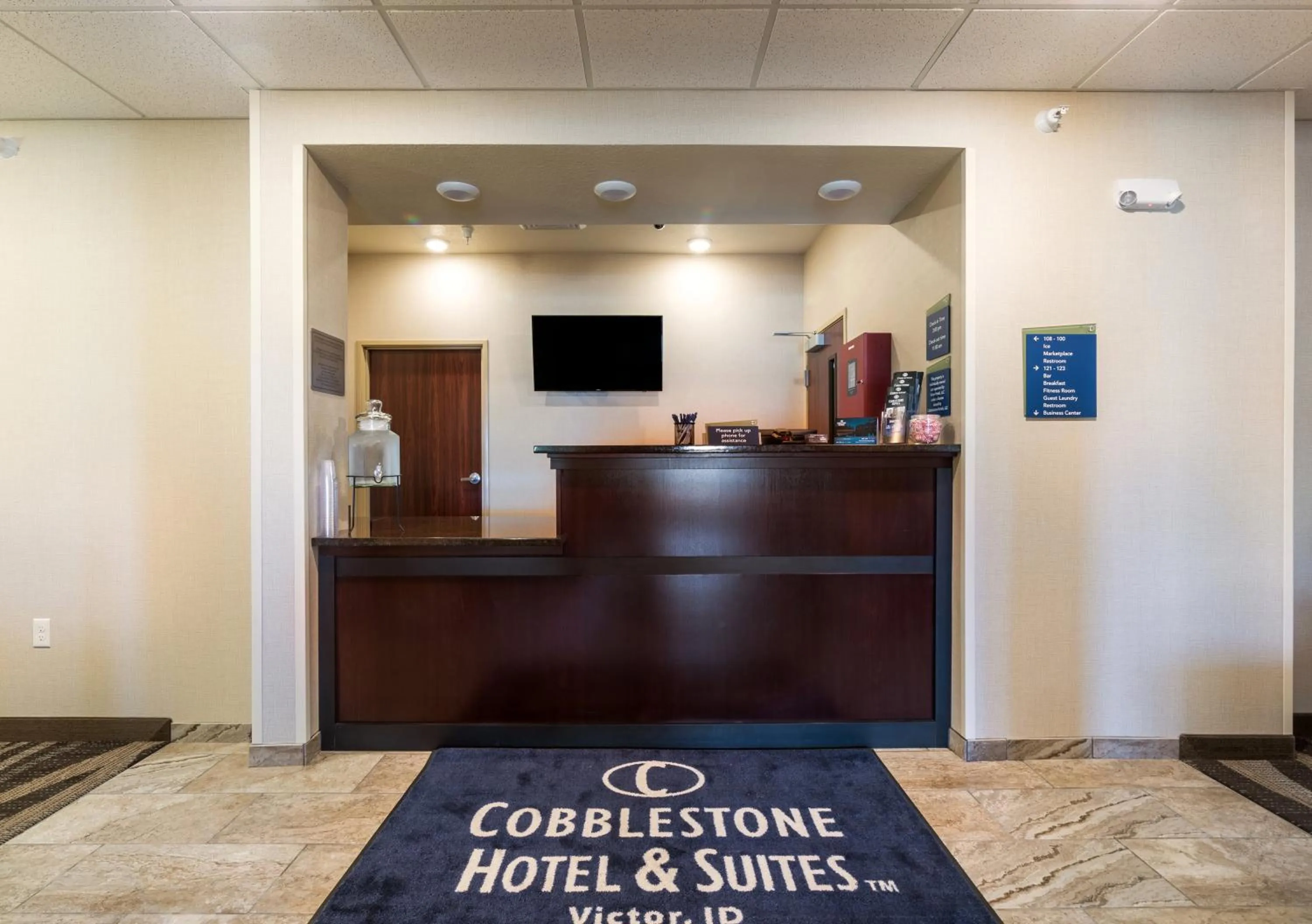 Lobby or reception in Cobblestone Hotel & Suites - Victor