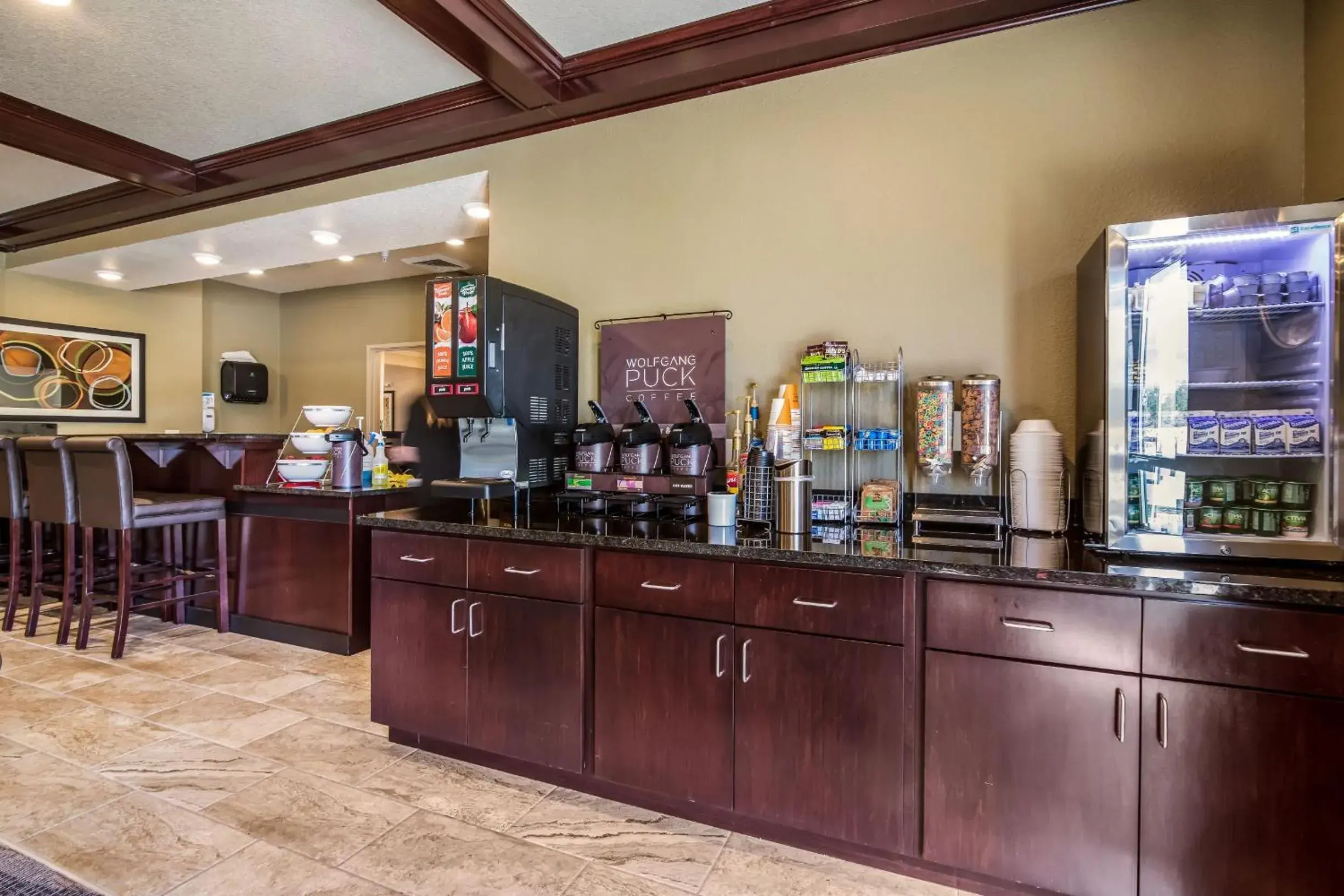 Food and drinks in Cobblestone Hotel & Suites - Victor Food and drinks in Cobblestone Hotel & Suites - Victor