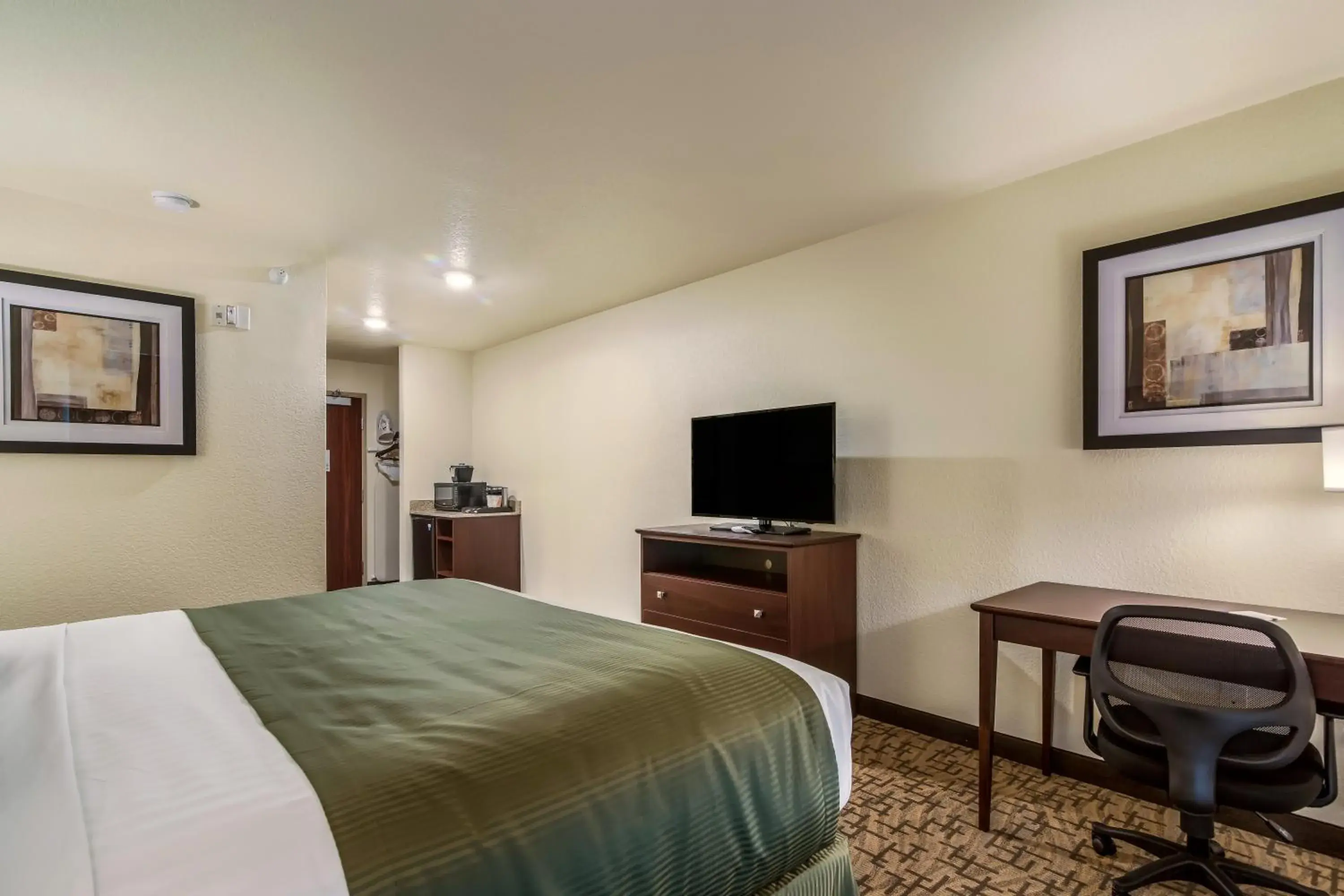 TV and multimedia, Bed in Cobblestone Hotel & Suites - Victor TV and multimedia, Bed in Cobblestone Hotel & Suites - Victor