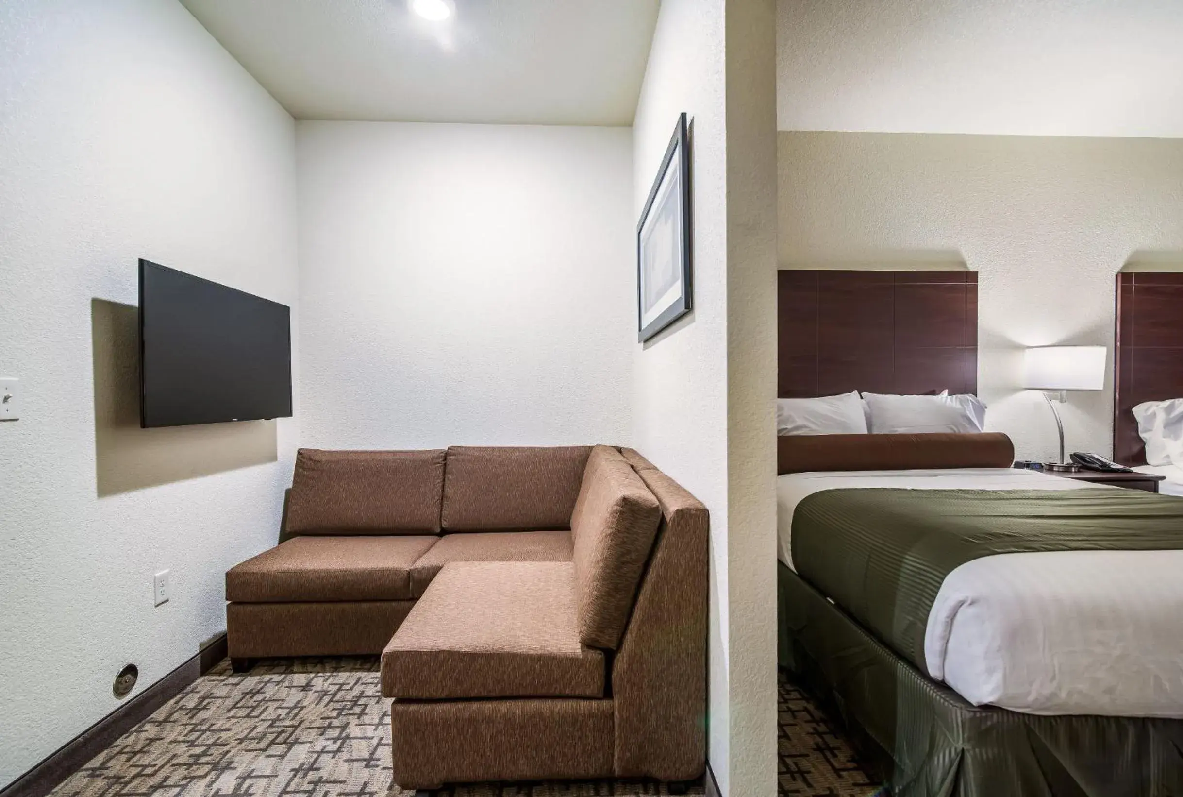 Queen Studio in Cobblestone Hotel & Suites - Victor Queen Studio in Cobblestone Hotel & Suites - Victor