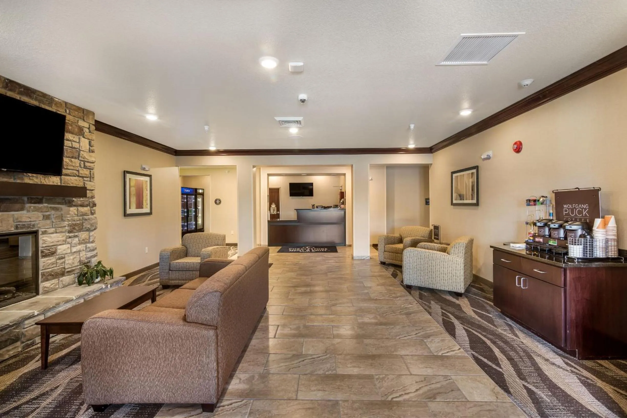 Lobby or reception in Cobblestone Hotel & Suites - Victor